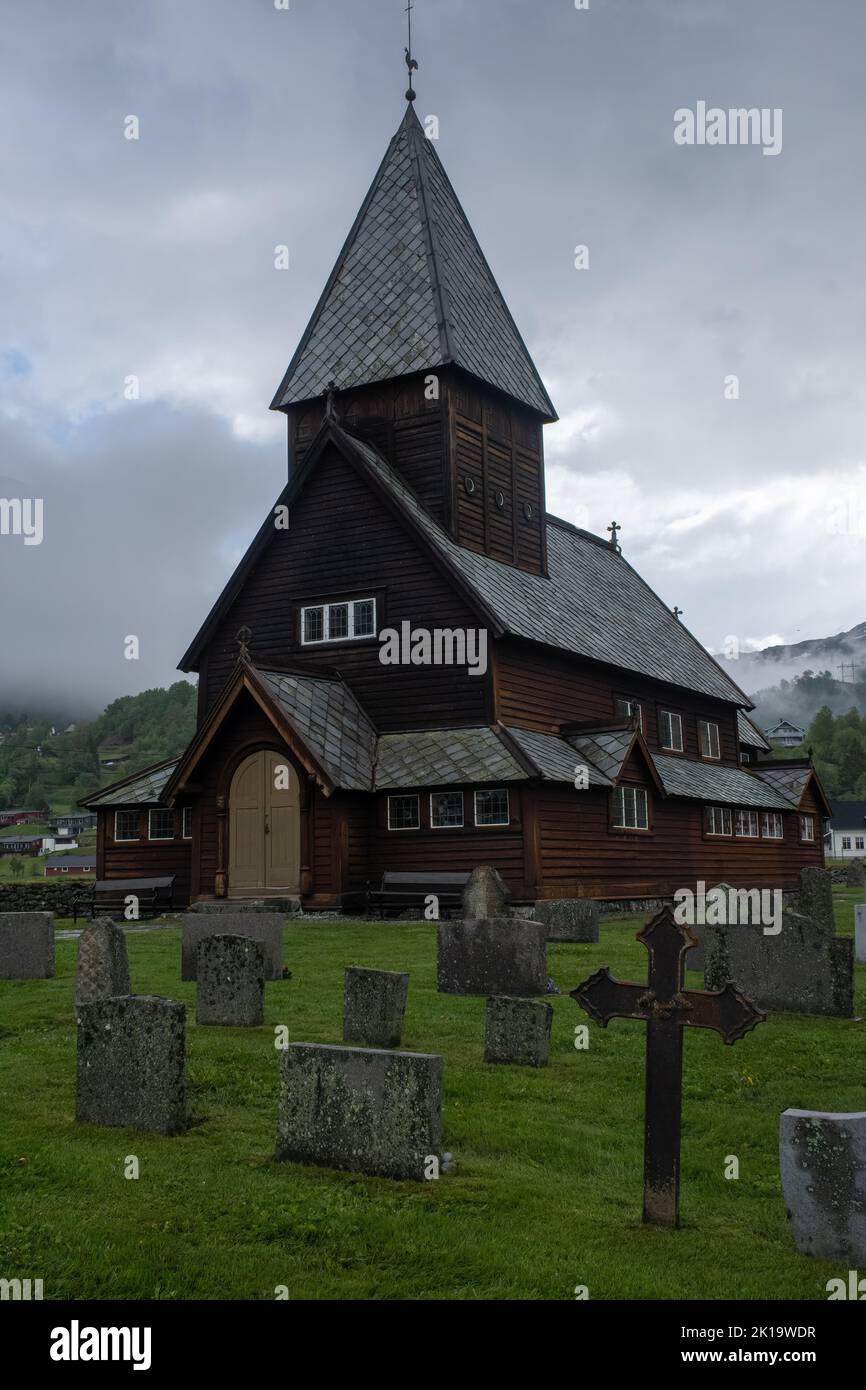 Roldal, Norvegia - 11 giugno 2022: Cimitero medievale e chiesa di legno di Roldal. Roldal stavkirke, 13th ° secolo. È una chiesa parrocchiale della Chiesa Foto Stock