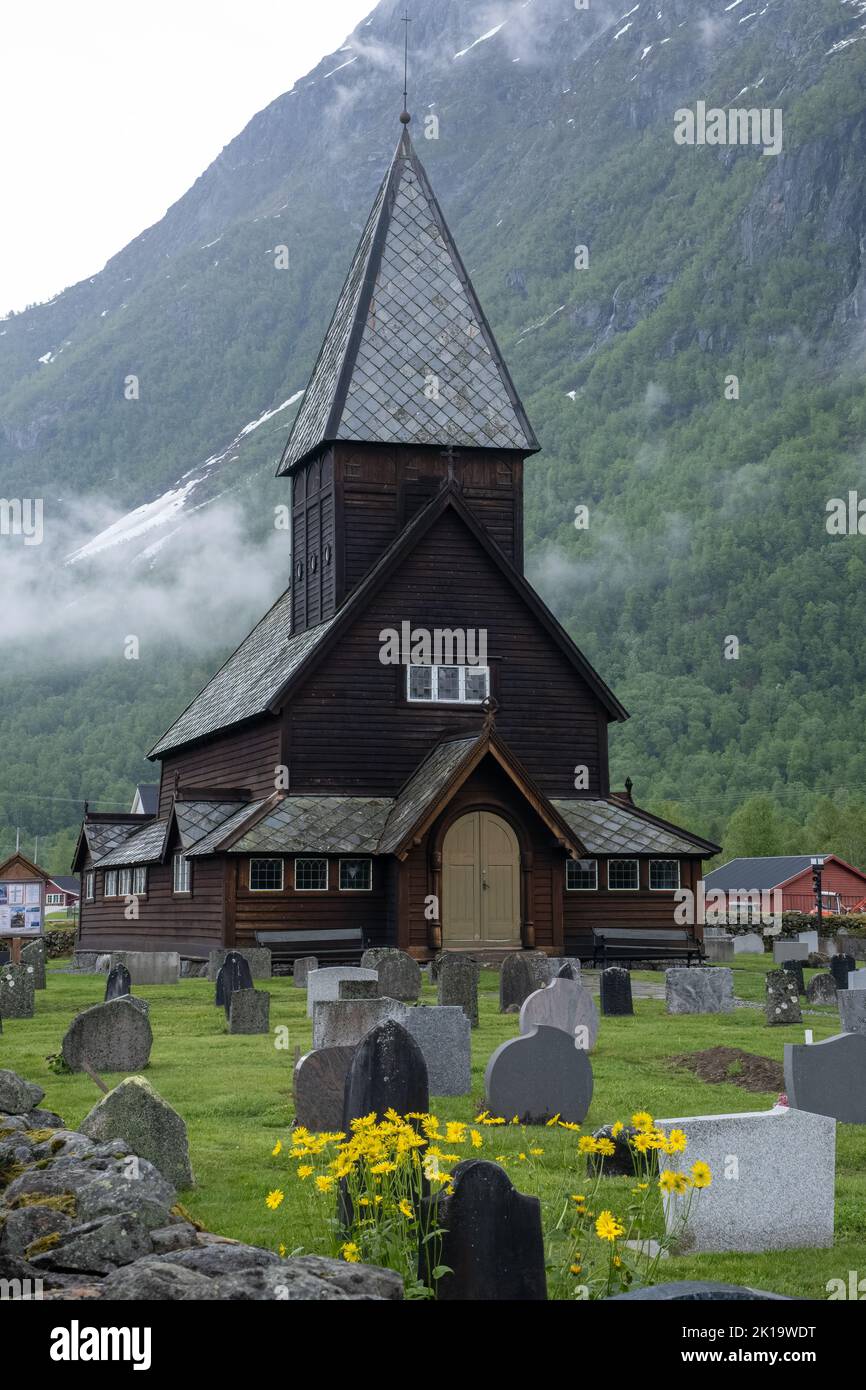 Roldal, Norvegia - 11 giugno 2022: Cimitero medievale e chiesa di legno di Roldal. Roldal stavkirke, 13th ° secolo. È una chiesa parrocchiale della Chiesa Foto Stock