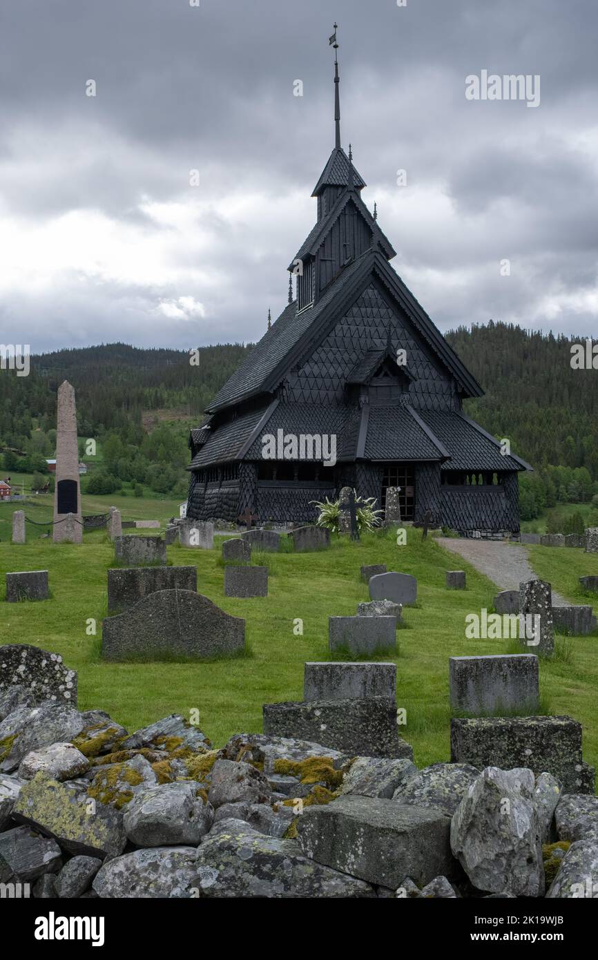 Hoydalsmo, Norvegia - 12 giugno 2022: Cimitero medievale e chiesa a stavate di legno di Eidsborg. Eidsborg stavkirke, 13th ° secolo. È una chiesa a stavata a Tokk Foto Stock
