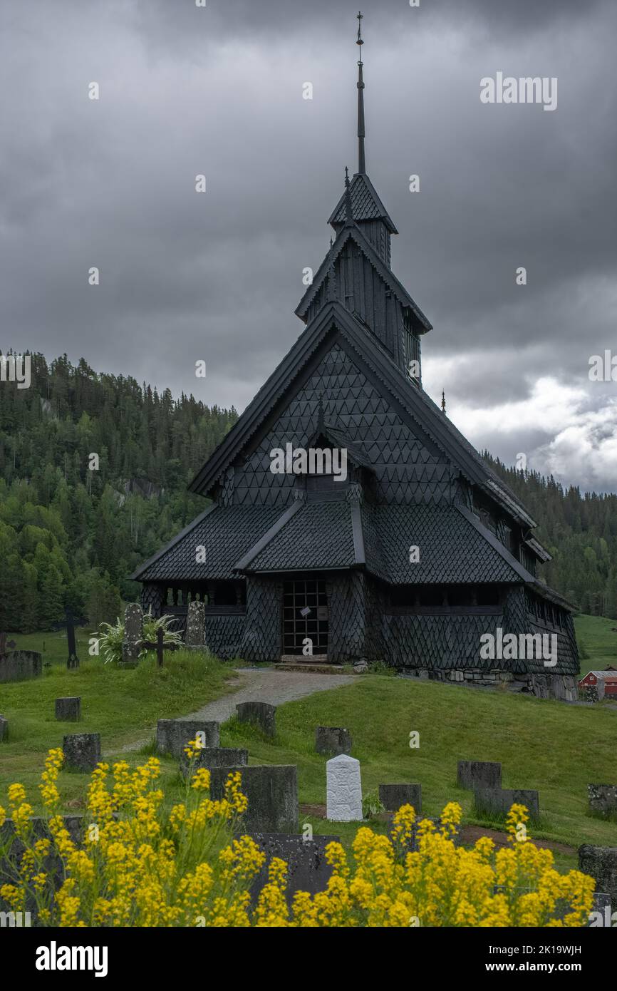 Hoydalsmo, Norvegia - 12 giugno 2022: Cimitero medievale e chiesa a stavate di legno di Eidsborg. Eidsborg stavkirke, 13th ° secolo. È una chiesa a stavata a Tokk Foto Stock