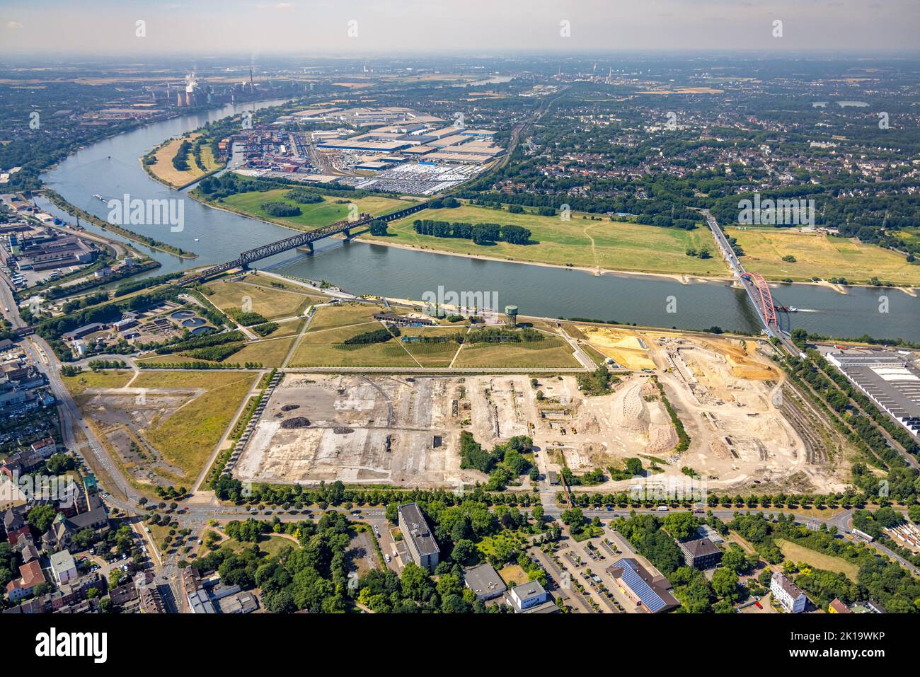 Vista aerea, Rheinpark Duisburg sul fiume Reno e zona residenziale pianificata RheinOrt Hochfeld, ponte di solidarietà e ponte ferroviario Hochfelder Foto Stock