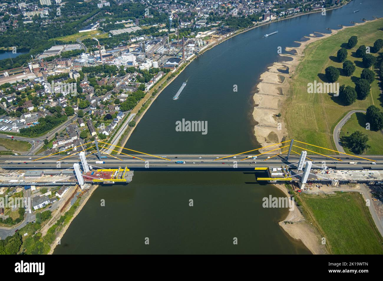 Luftbild, Baustelle mit Erweiterung der Autobahn A40 inklusive Ersatzneubau der Rheinbrücke Neuenkamp, Neuenkamp, Duisburg, Ruhrgebiet, Nordrhein-West Foto Stock