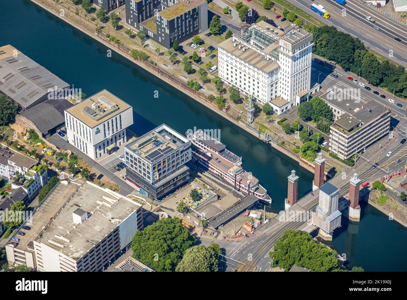 Vista aerea, porto interno con barca per escursioni Weisse flotte, Schwanentorbrücke, Calais Platz, edificio THYSSEN STAHLUNION GmbH, Kaßlerfeld, Duisburg, Foto Stock