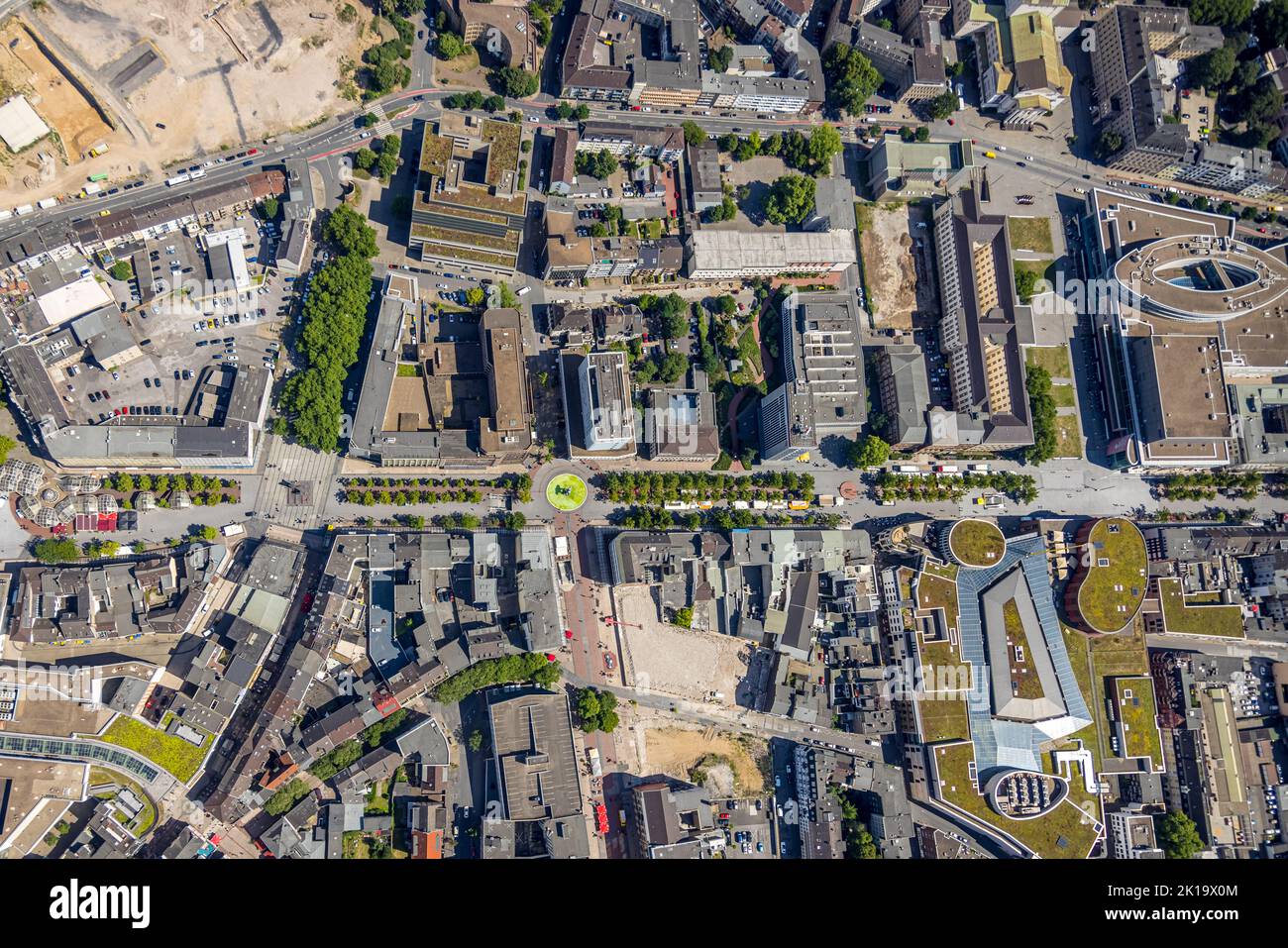 Vista aerea, zona pedonale di Königstraße con scultura Lifesaver e viale alberato, terreno a Börsenstraße, centro storico, Duisburg, Ruhr, Nord R. Foto Stock