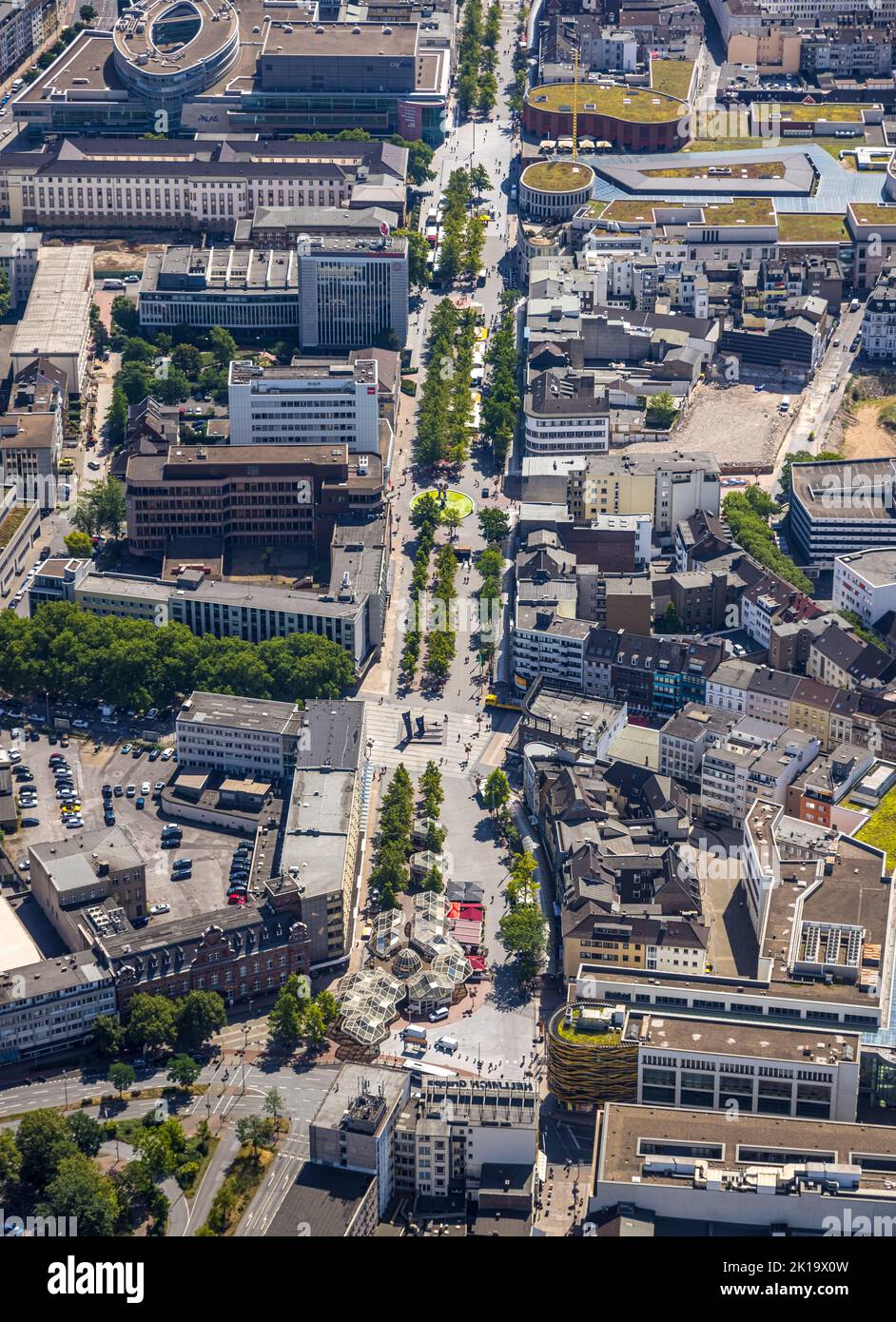 Vista aerea, zona pedonale Königstraße con scultura Lifesaver e viale alberato, Città Vecchia, Duisburg, Ruhr, Renania settentrionale-Vestfalia, Germania, DE, Foto Stock