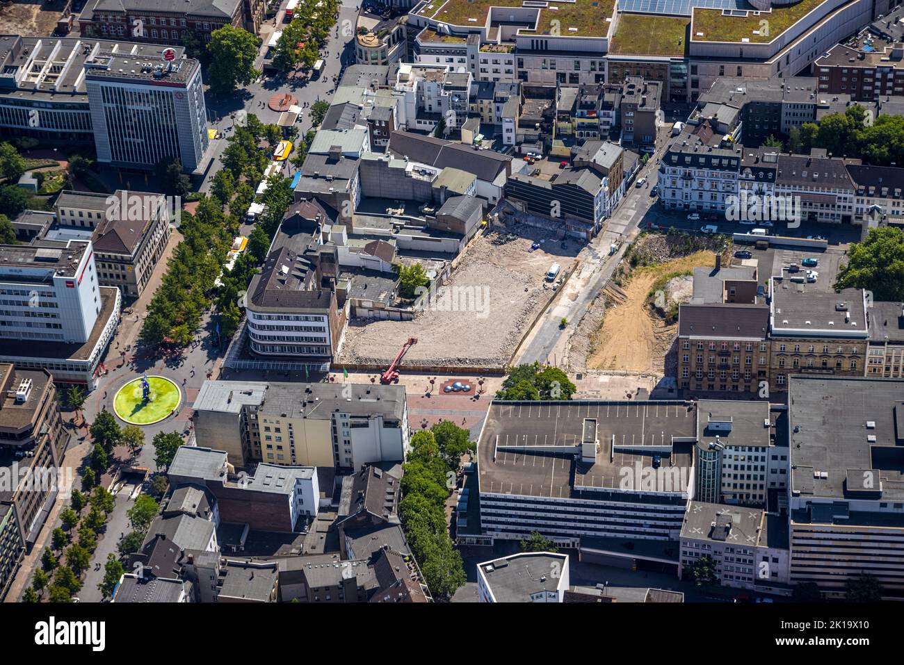 Vista aerea, zona pedonale di Königstraße con scultura Lifesaver e viale alberato, terreno a Börsenstraße, centro storico, Duisburg, Ruhr, Nord R. Foto Stock