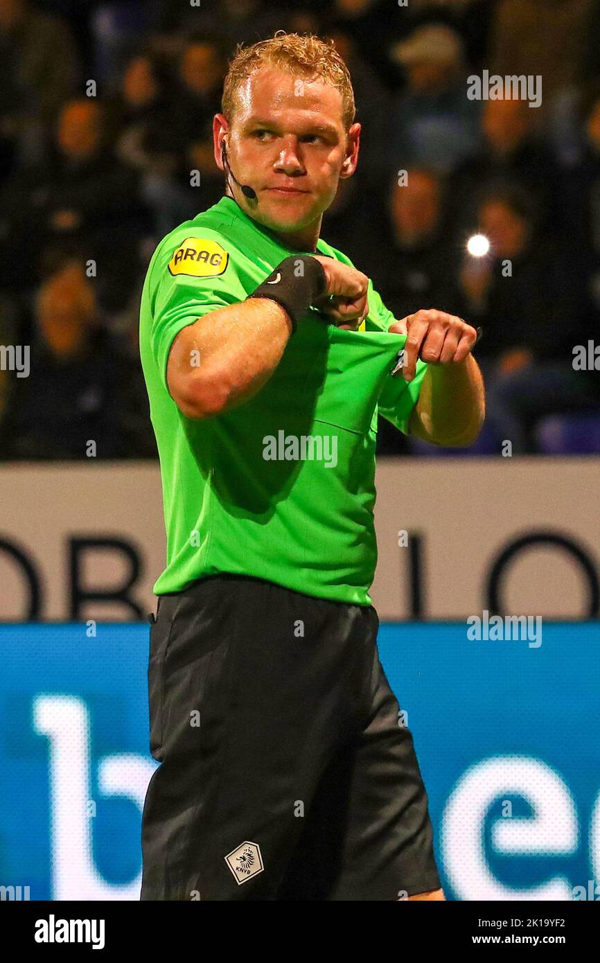 VELSEN-ZUID, PAESI BASSI - SETTEMBRE 16: Arbitro A. Bos durante la partita olandese di Keukenkampioendivisie tra Telstar e Heracles Almelo a BUKO stadion il 16 Settembre 2022 a Velsen-Zuid, Paesi Bassi (Foto di ben Gal/Orange Pictures) Credit: Orange Pics BV/Alamy Live News Foto Stock