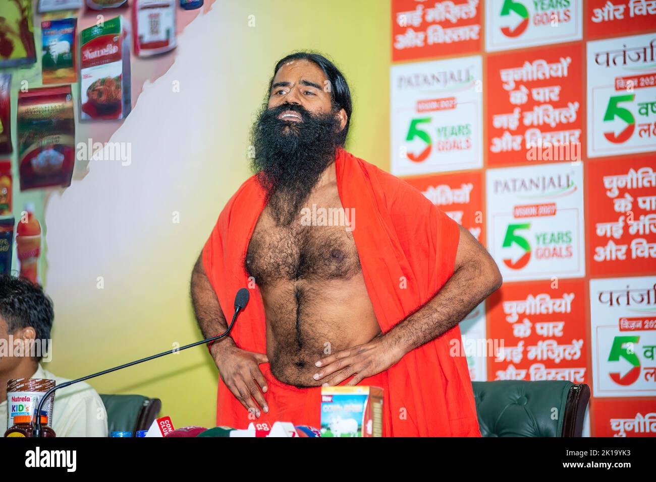 Fondatore e Amministratore Delegato di Patanjali Ayurved, Baba Ramdev visto durante una conferenza stampa al Constitution Club. Ramdev condividere Patanjali 5 GRANDI piani per i prossimi 5 anni, Patanjali Ayurved, è una multinazionale indiana holding conglomerato, con sede a Haridwar, India. Fu fondata da Baba Ramdev e Acharya Balkrishna nel 2006. (Foto di Pradeep Gaur / SOPA Images/Sipa USA) Foto Stock