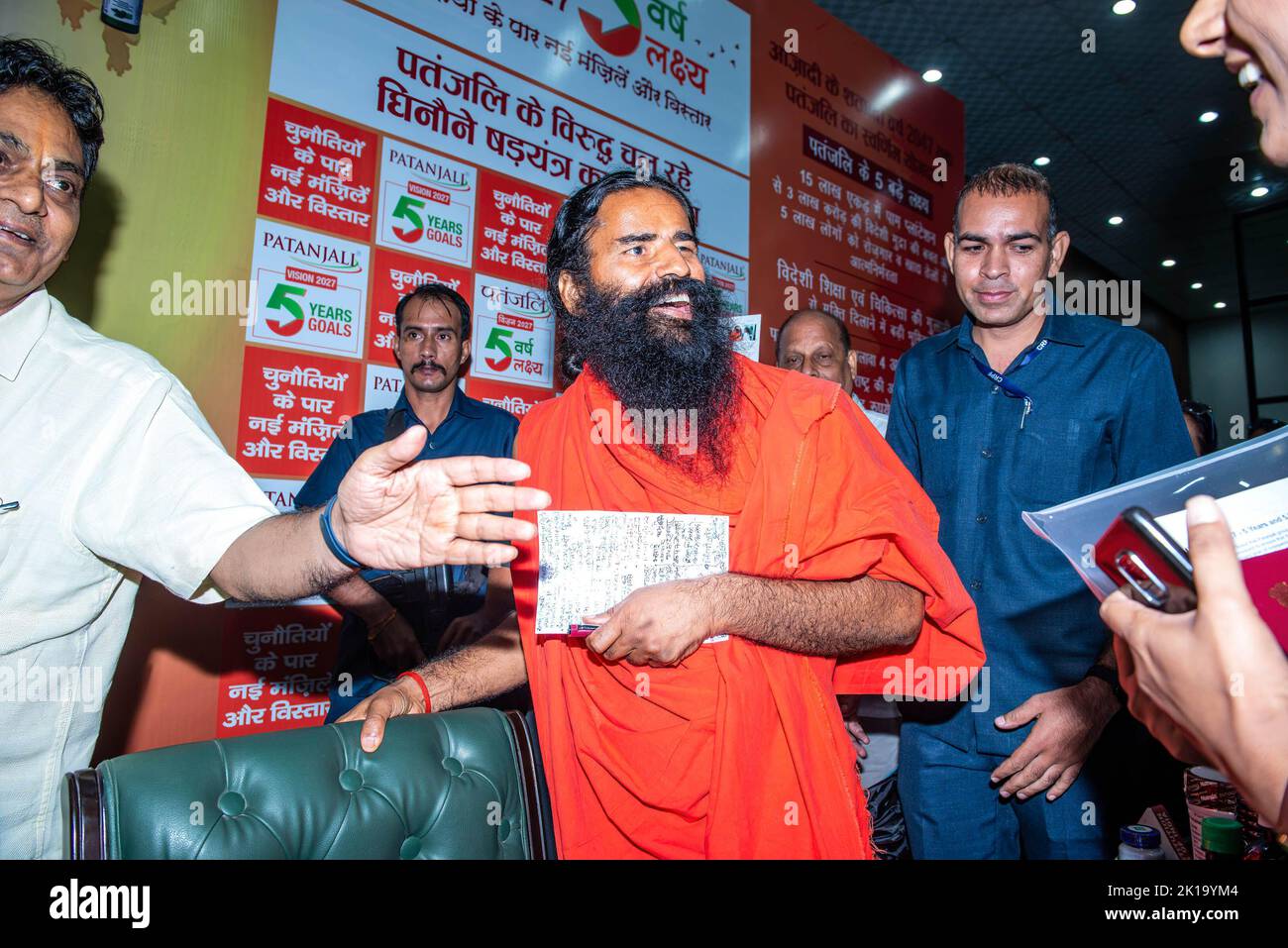 Fondatore e Amministratore Delegato di Patanjali Ayurved Baba Ramdev, sorride mentre parla con un reporter durante una conferenza stampa al Constitution Club. Ramdev condividere Patanjali 5 GRANDI piani per i prossimi 5 anni, Patanjali Ayurved, è una multinazionale indiana holding conglomerato, con sede a Haridwar, India. Fu fondata da Baba Ramdev e Acharya Balkrishna nel 2006. (Foto di Pradeep Gaur / SOPA Images/Sipa USA) Foto Stock