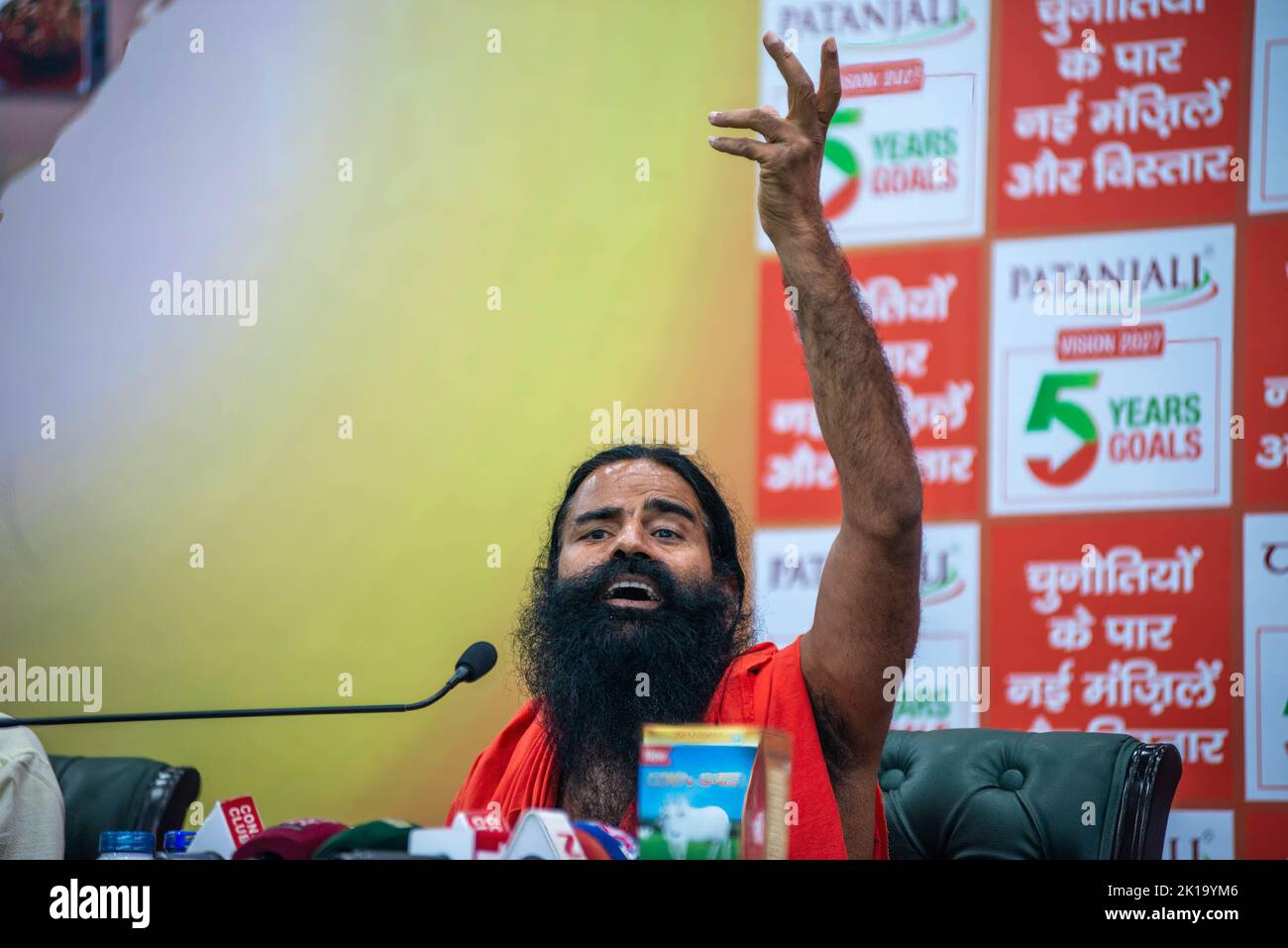 Fondatore e Amministratore Delegato di Patanjali Ayurved, Baba Ramdev parla durante una conferenza stampa al Constitution Club. Ramdev condividere Patanjali 5 GRANDI piani per i prossimi 5 anni, Patanjali Ayurved, è una multinazionale indiana holding conglomerato, con sede a Haridwar, India. Fu fondata da Baba Ramdev e Acharya Balkrishna nel 2006. (Foto di Pradeep Gaur / SOPA Images/Sipa USA) Foto Stock