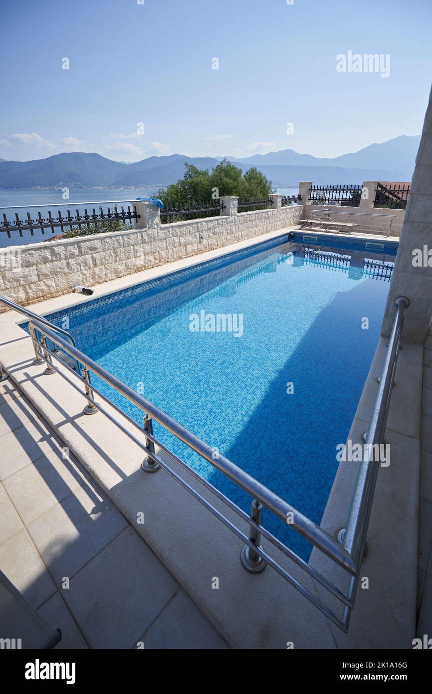 Piscina in una casa privata con vista sul mare e sulle montagne Foto Stock