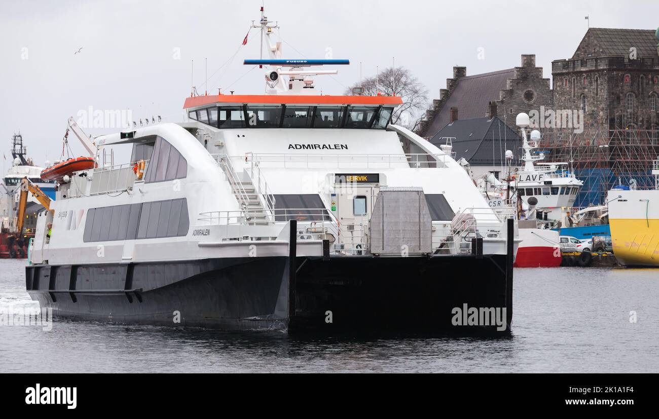 Bergen, Norvegia - 17 novembre 2017: Traghetto veloce Admiralen entra nel porto di Bergen Foto Stock