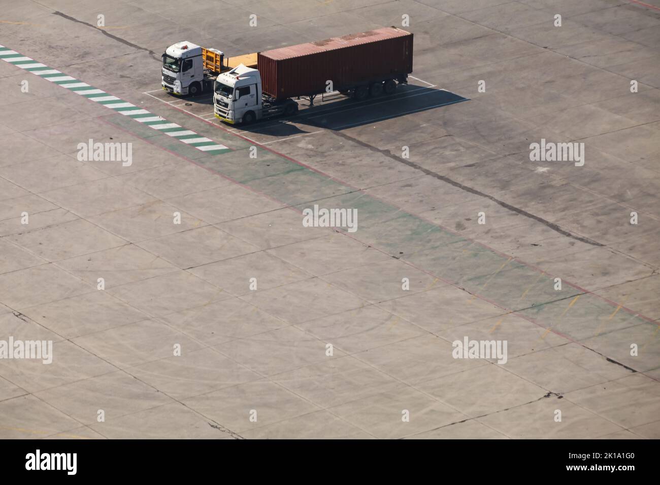 Dammam, Arabia Saudita - 26 dicembre 2019: Gli autocarri per container si trovano nell'area portuale Foto Stock