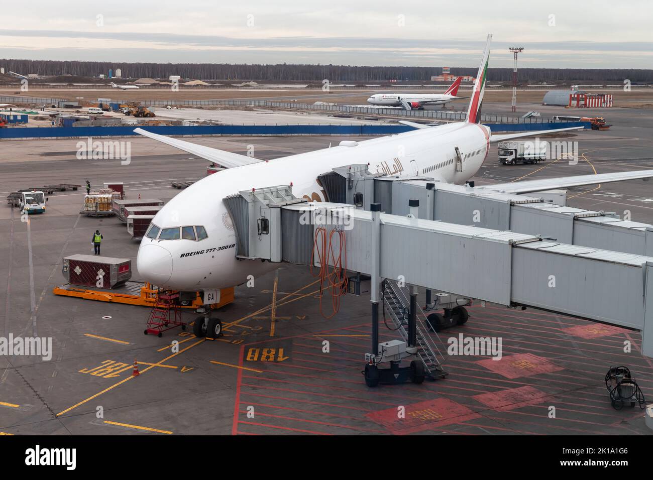 Domodedovo, Russia - 21 dicembre 2019: L'aereo Boeing 777-300ER della Emirates Airline sta caricando all'aeroporto internazionale Domodedovo di Mosca Foto Stock