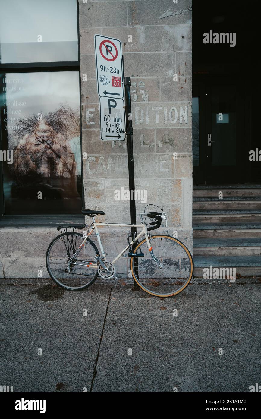 Uno scatto verticale di una bicicletta su una strada Foto Stock