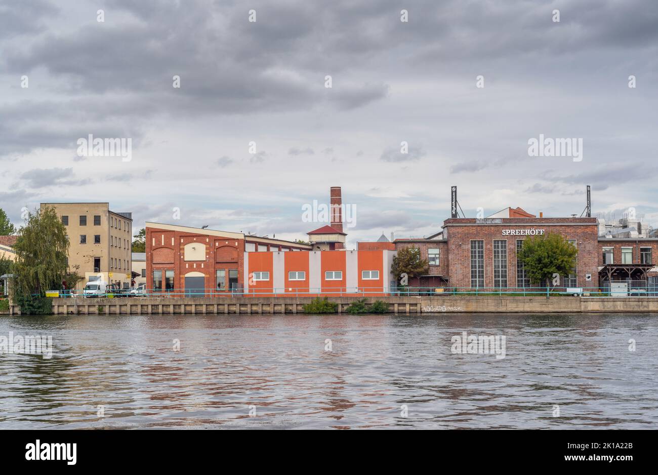 Vista sul fiume Sprea fino ai vecchi edifici industriali, tra cui gli edifici Spreehoefe (Spreehöfe) di Berlino Oberschöneweide, Germania Foto Stock