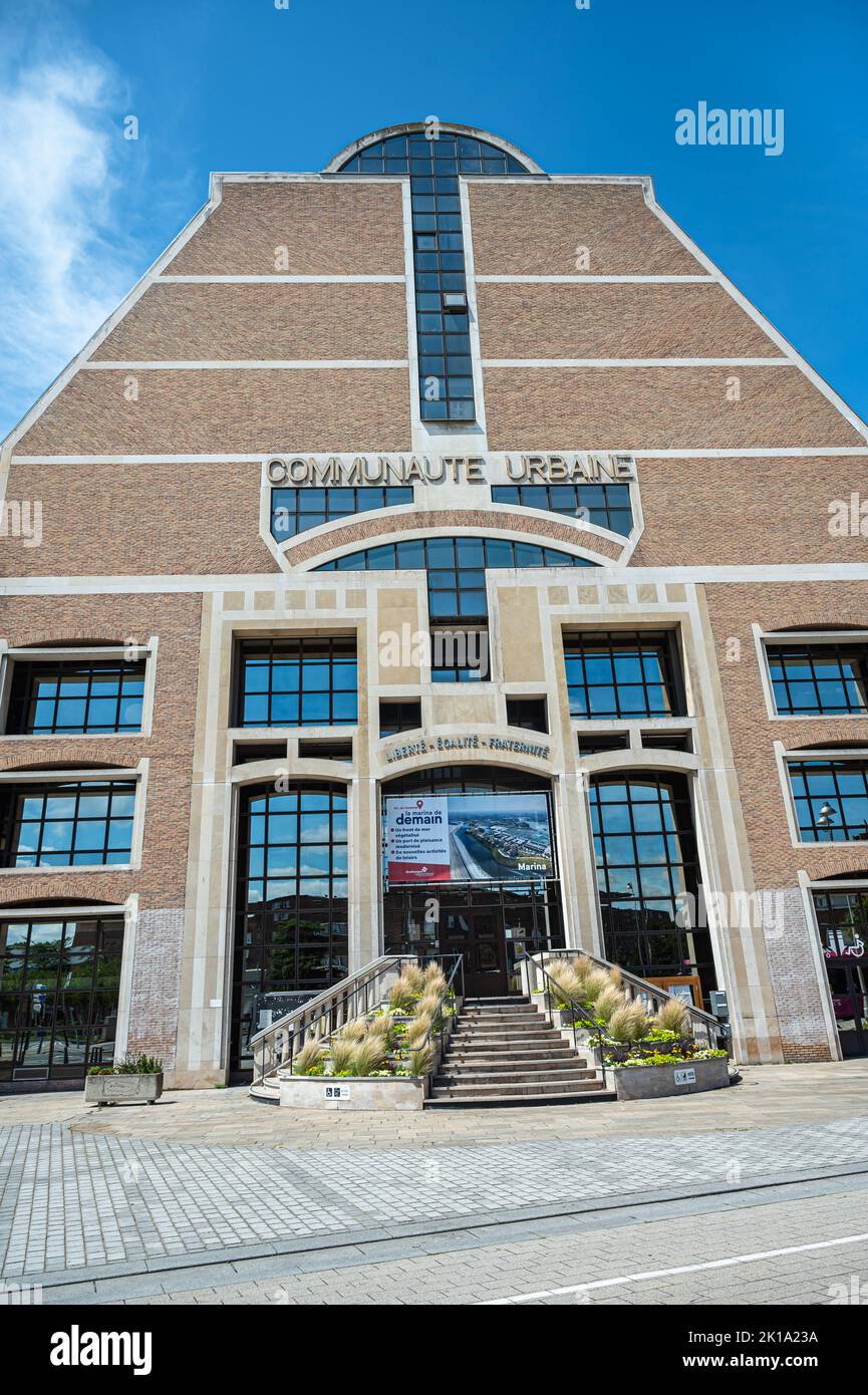 Europa, Francia, Dunkerque - 9 luglio 2022: Ingresso al grande edificio in pietra beige del Communauté Urbaine de Dunkerque sotto il cielo blu. Post della promozione Foto Stock