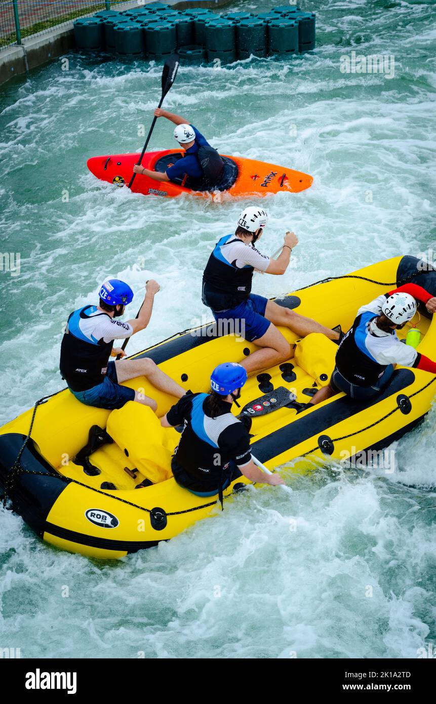 Botosani, Romania - 17 settembre 2022: Cornisa IRF Rafting e Kayaking Cup 2022 sul fiume artificiale. Fotografia sportiva editoriale Foto Stock Botosani, Romania - 17 settembre 2022: Cornisa IRF Rafting e Kayaking Cup 2022 sul fiume artificiale. Fotografia sportiva editoriale Foto Stock