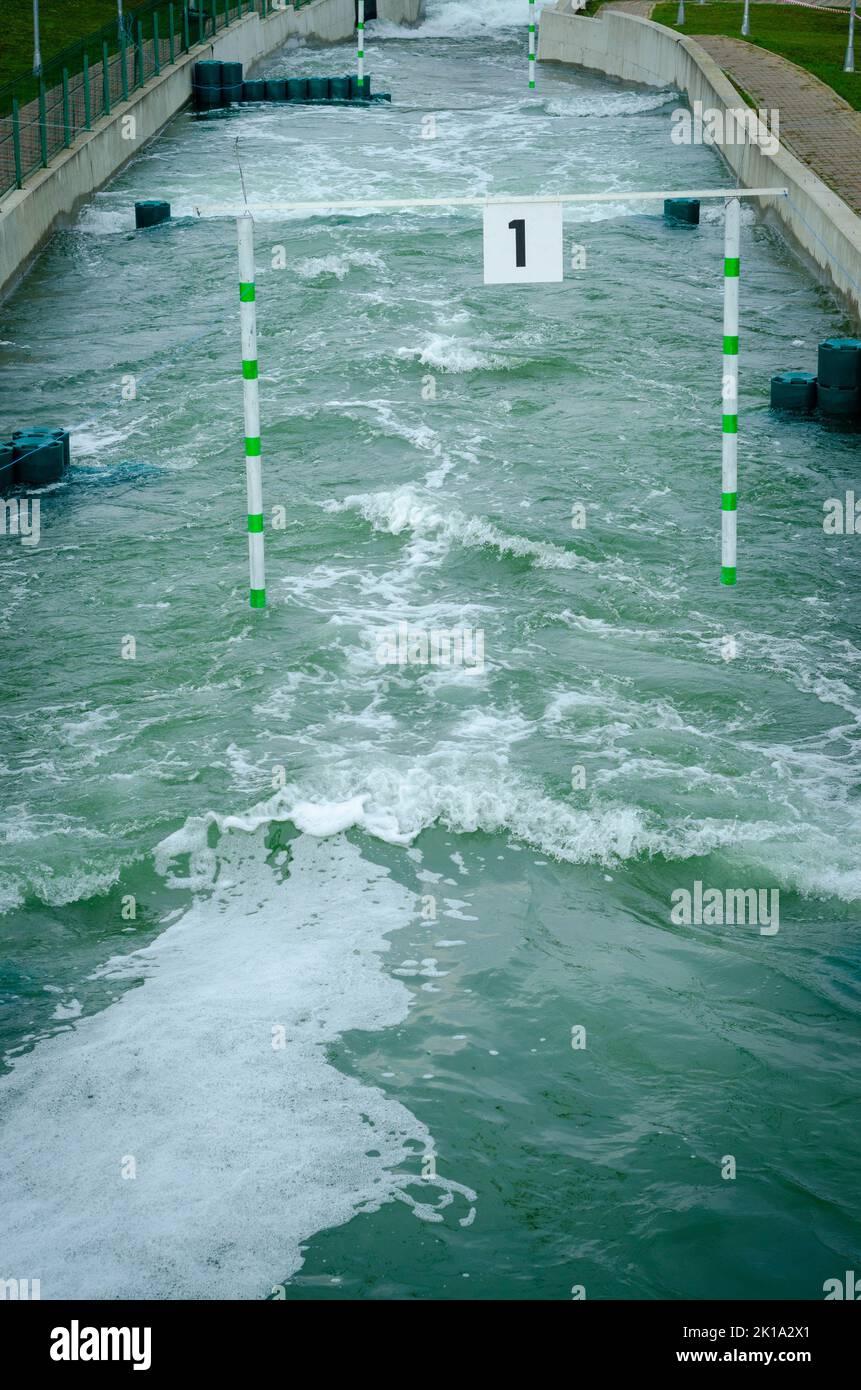Botosani, Romania - 17 settembre 2022: Cornisa IRF Rafting e Kayaking Cup 2022 sul fiume artificiale. Fotografia sportiva editoriale Foto Stock Botosani, Romania - 17 settembre 2022: Cornisa IRF Rafting e Kayaking Cup 2022 sul fiume artificiale. Fotografia sportiva editoriale Foto Stock