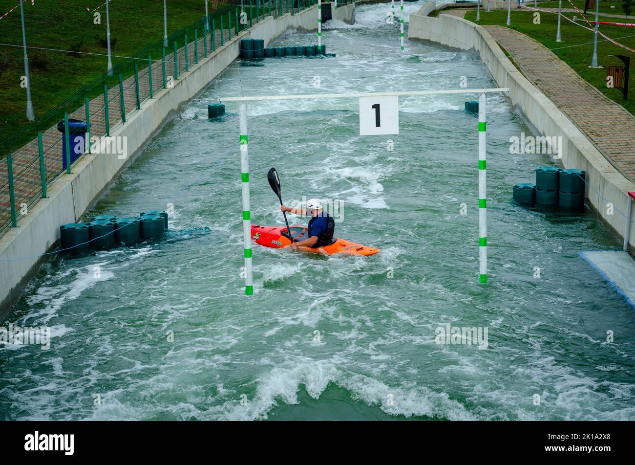 Botosani, Romania - 17 settembre 2022: Cornisa IRF Rafting e Kayaking Cup 2022 sul fiume artificiale. Fotografia sportiva editoriale Foto Stock Botosani, Romania - 17 settembre 2022: Cornisa IRF Rafting e Kayaking Cup 2022 sul fiume artificiale. Fotografia sportiva editoriale Foto Stock