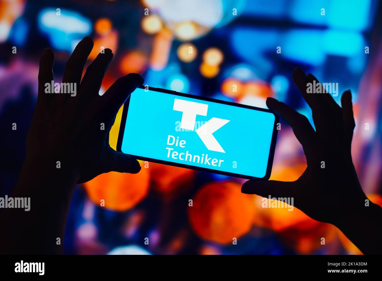 In questa illustrazione, il logo Techniker Krankenkasse (TK) è visualizzato su uno smartphone. Foto Stock