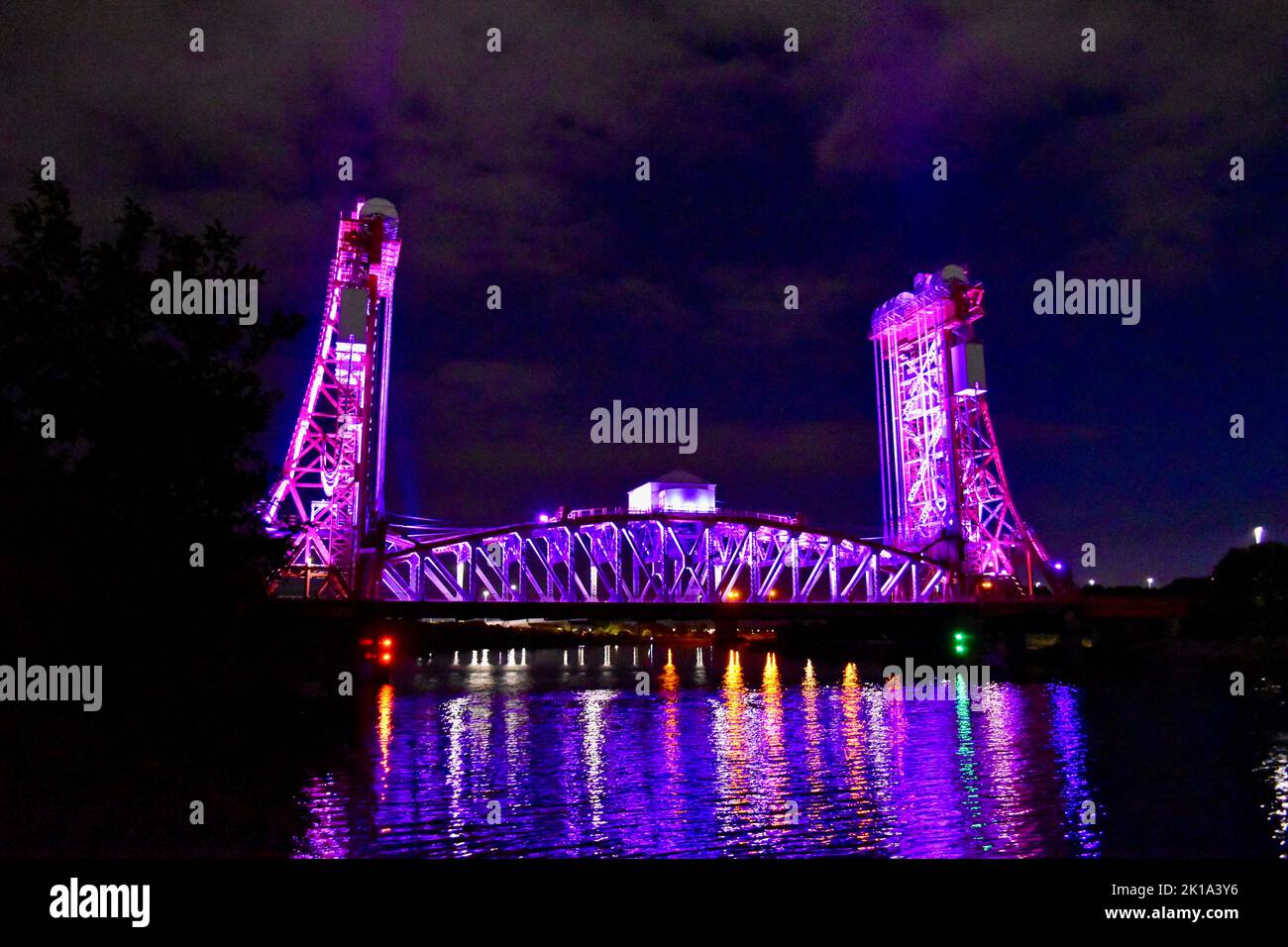 Stockton-on-Tees, Regno Unito. 16 settembre 2022. Il Tees Newport Bridge, che collega Stockton-on-Tees e Middlesbrough sul fiume Tees, appare stupefacente, mentre il Stockton-on-Tees Borough Council illumina il simbolo viola in memoria della sua ultima Maestà la Regina Elisabetta II Lo spettacolo può essere visto per miglia in tutta l'area di Teesside. Credit: Teesside Snapper/Alamy Live News Foto Stock