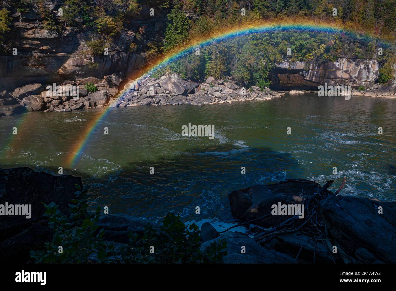 I doppi Rainbows si formano alla base delle Cascate di Cumberland e a valle dalla nebbia delle Cascate, Cumberland Falls SP, Whiley County, Kentucky Foto Stock