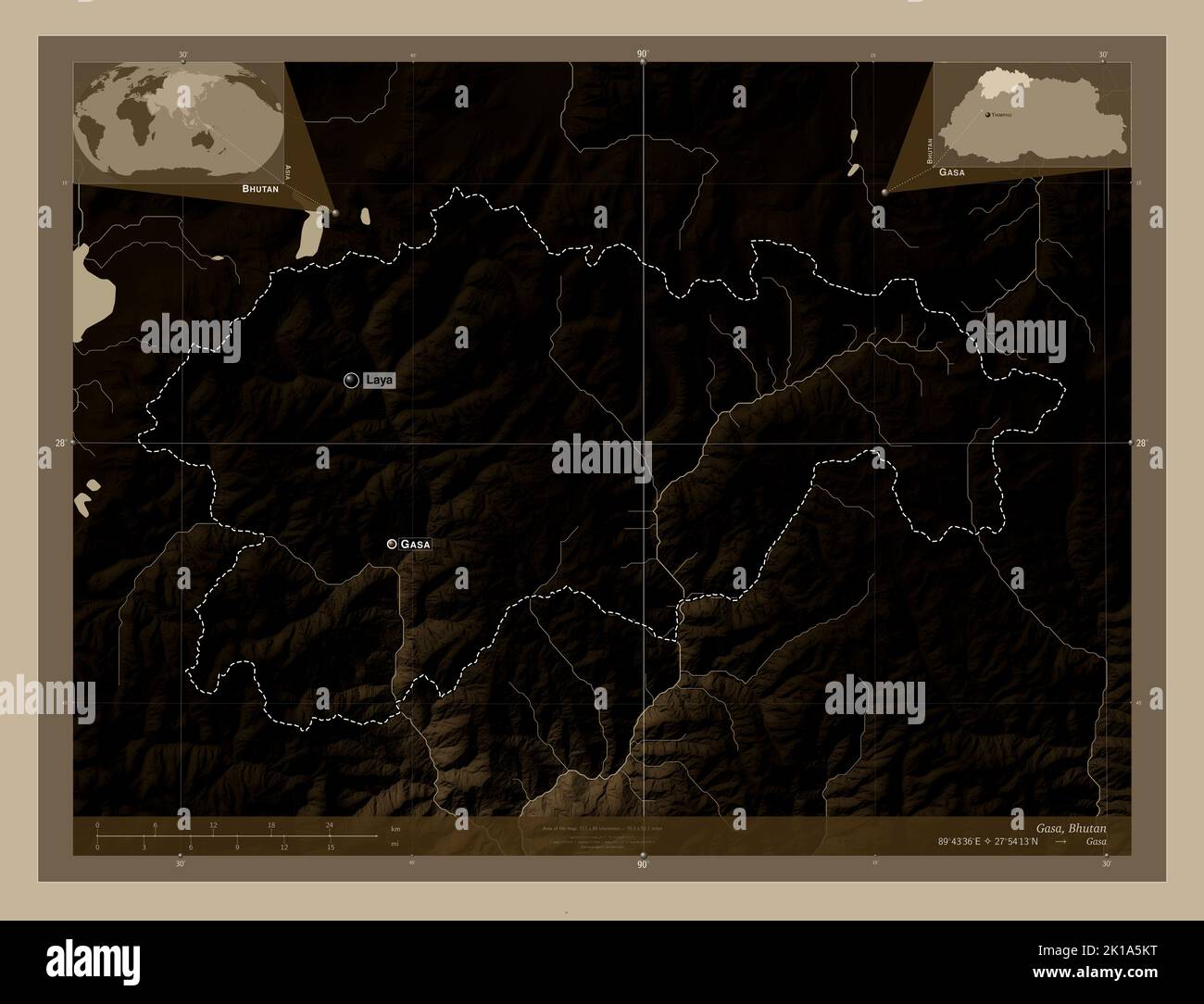 Gasa, distretto di Bhutan. Mappa dell'altitudine colorata in tonalità seppia con laghi e fiumi. Località e nomi delle principali città della regione. Angolo auxili Foto Stock