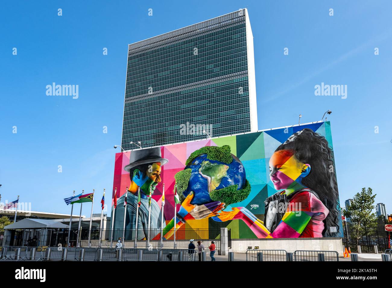 New York, Stati Uniti. 16th Set, 2022. La gente ammira un nuovo murale dell'artista brasiliano Eduardo Kobra, di fronte alla sede delle Nazioni Unite. Il murale, che ha focalizzato l'attenzione sul cambiamento climatico e sulla gestione del pianeta, è stato inaugurato oggi prima dell'arrivo dei leader mondiali per partecipare all'Assemblea Generale delle Nazioni Unite. Credit: Enrique Shore/Alamy Live News Foto Stock