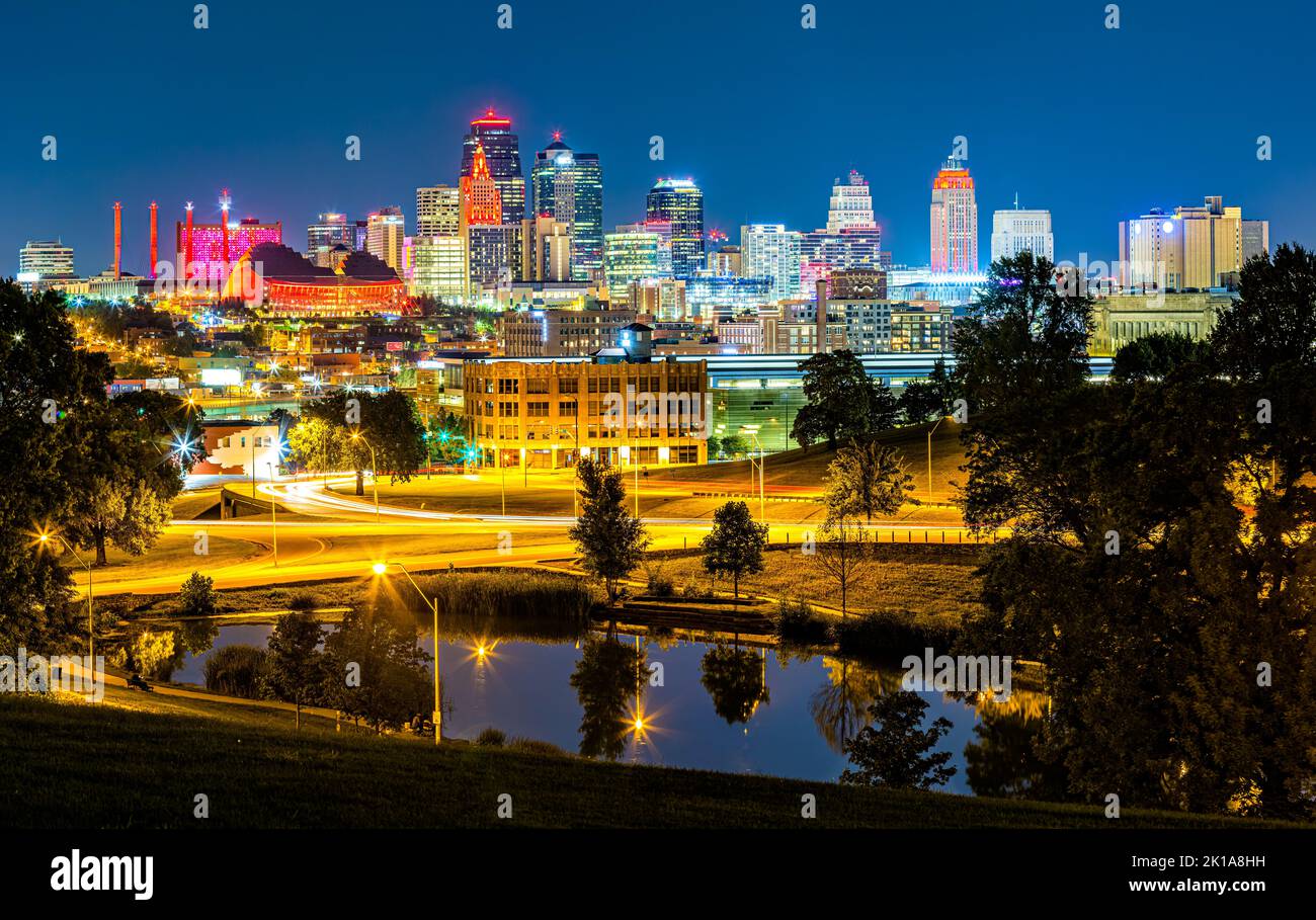 Il paesaggio urbano di Kansas City di notte Foto Stock