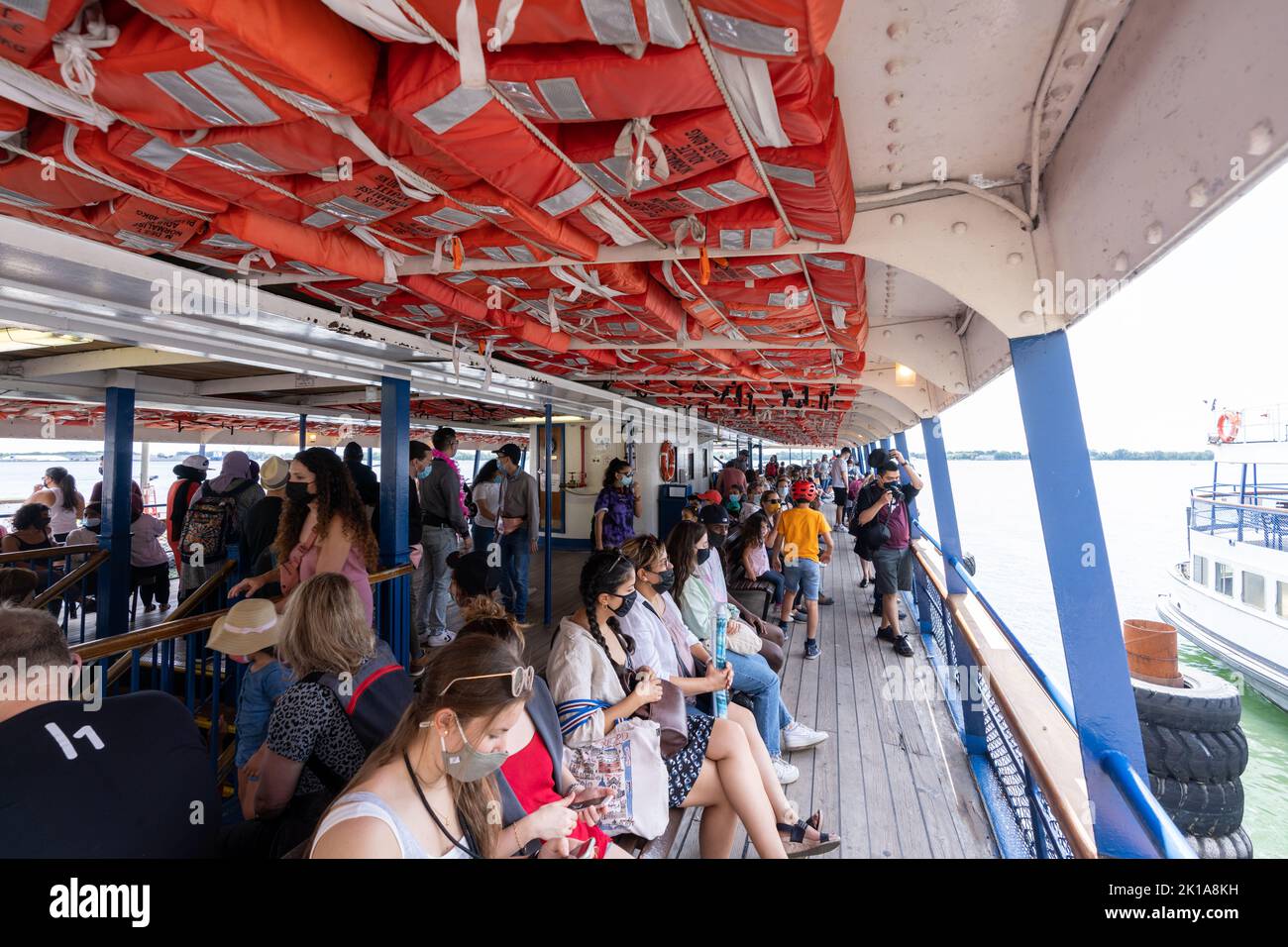 Passeggeri a bordo del traghetto per Toronto Island durante il periodo pandemico del 19° Pandemic. Foto Stock