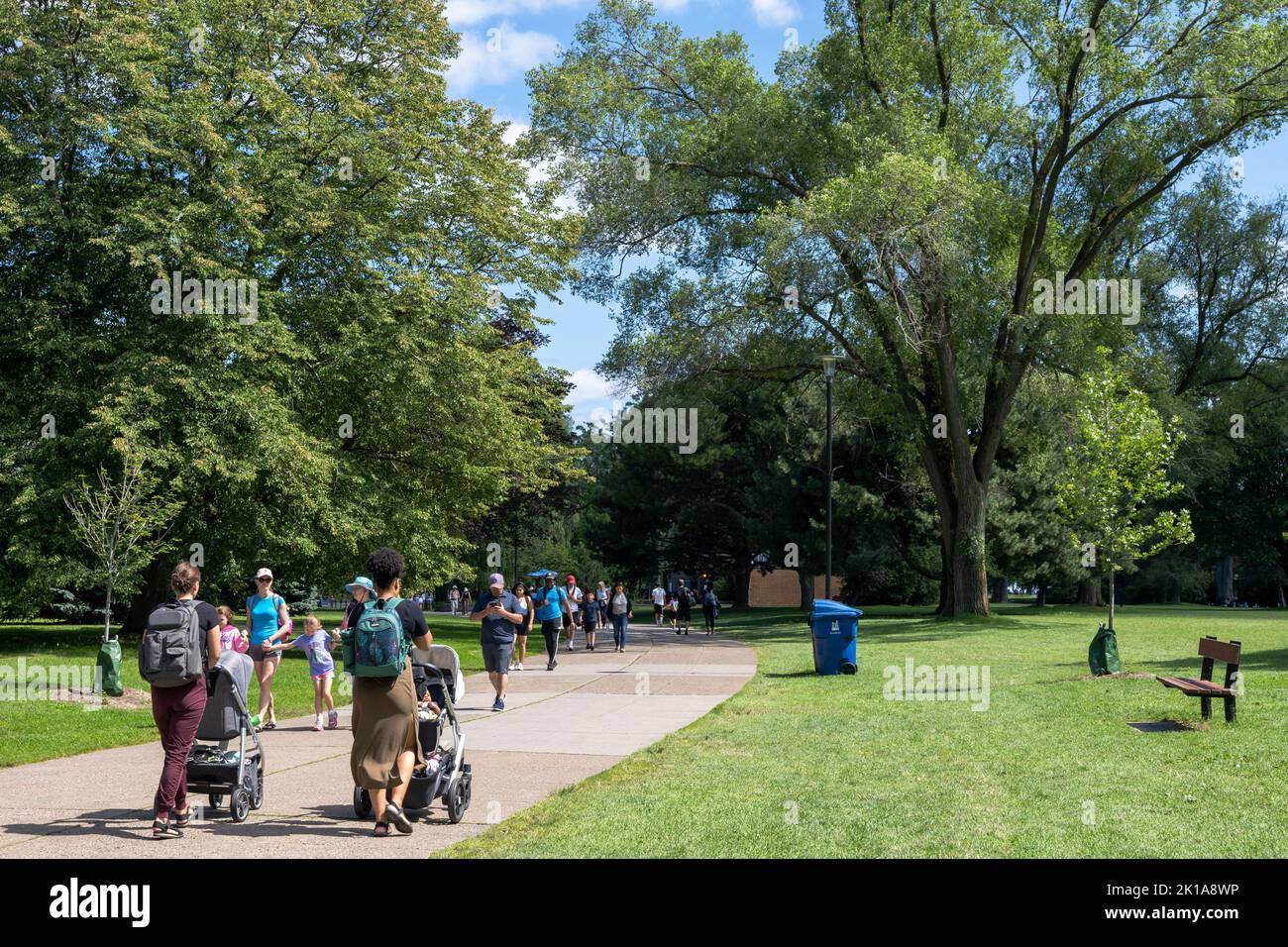 Persone che camminano nel Toronto Islands Centre Island Park. Foto Stock