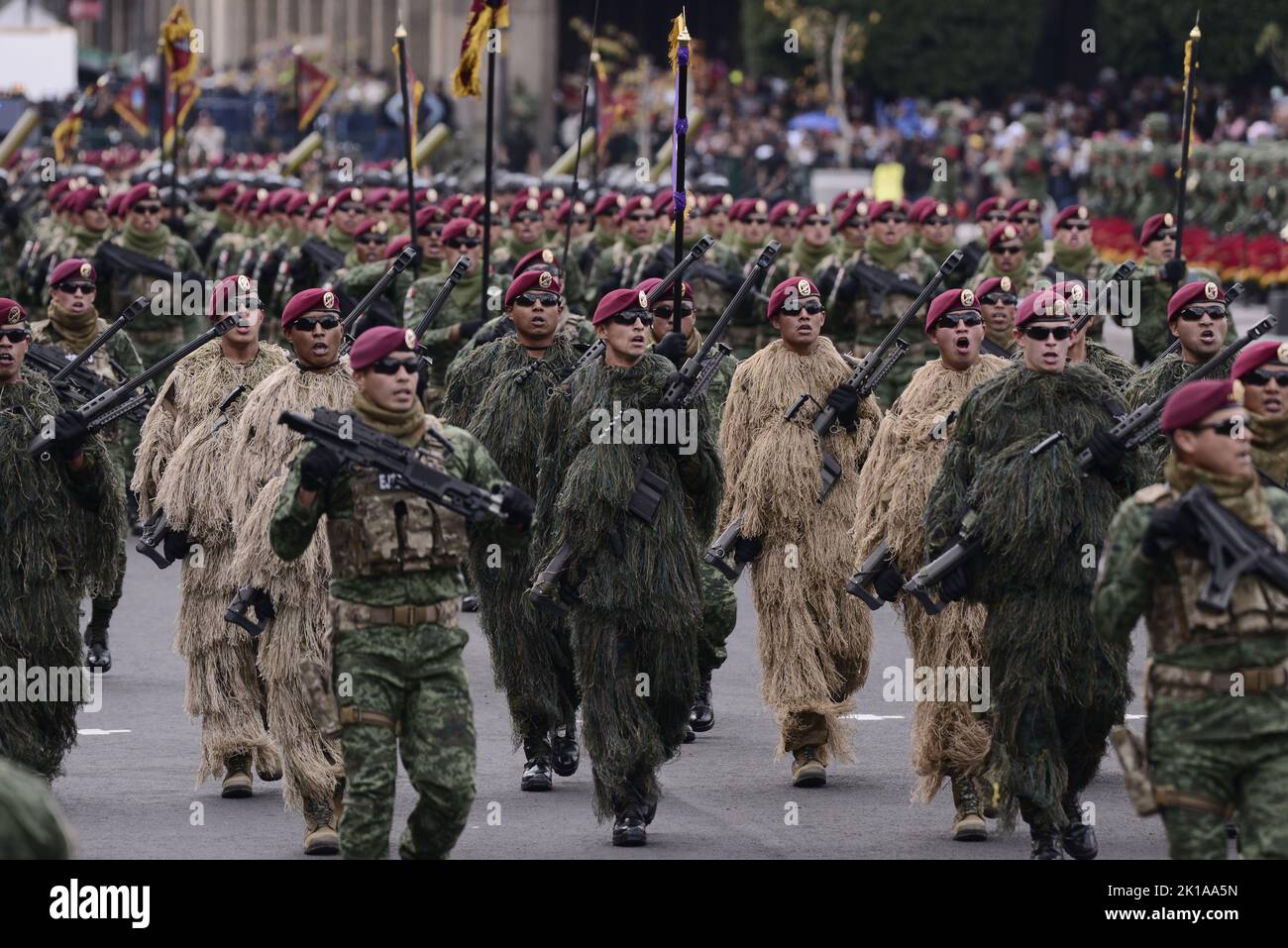 Città del Messico, Messico. 16th Set, 2022. 16 settembre 2022, Città del Messico, Messico: Esercito messicano che marciò durante la parata civico-militare come parte della commemorazione del 212th° anniversario dell'inizio dell'indipendenza del Messico nel centro. Il 16 settembre 2022 a Città del Messico, Messico. (Foto di Carlos Tischler/ Eyepix Group/Sipa USA) Credit: Sipa USA/Alamy Live News Foto Stock