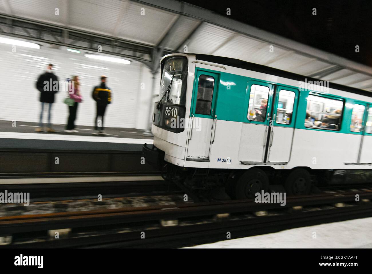 Arrivo di una metropolitana parigina in una stazione della metropolitana parigina a Parigi, Francia. Foto Stock