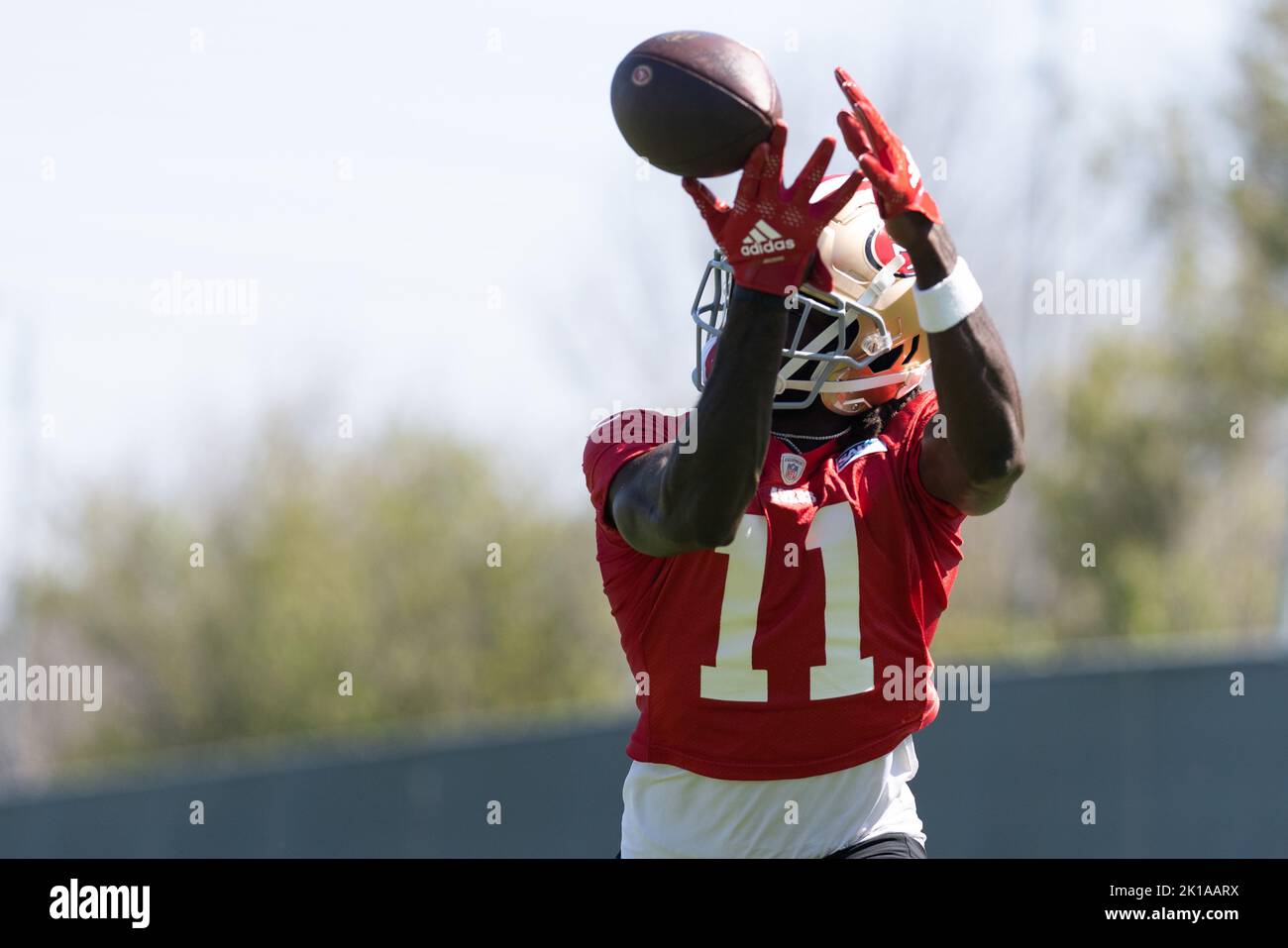 16 settembre 2022; Santa Clara, California, Stati Uniti; il wide receiver dei San Francisco 49ers Brandon Aiyuk (11) cattura la palla durante le prove presso il SAP Training Facility vicino al Levi's Stadium. Foto: Stan Szeto-immagine dello sport Foto Stock