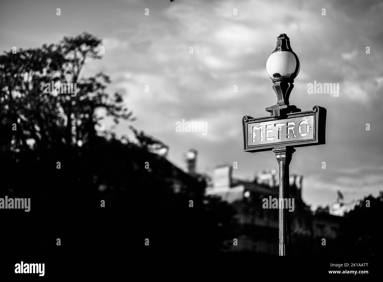 L'immagine mostra un cartello con il simbolo della metropolitana di fronte alla stazione della metropolitana parigina. Antico, vintage, nostalgia concetto. Foto Stock