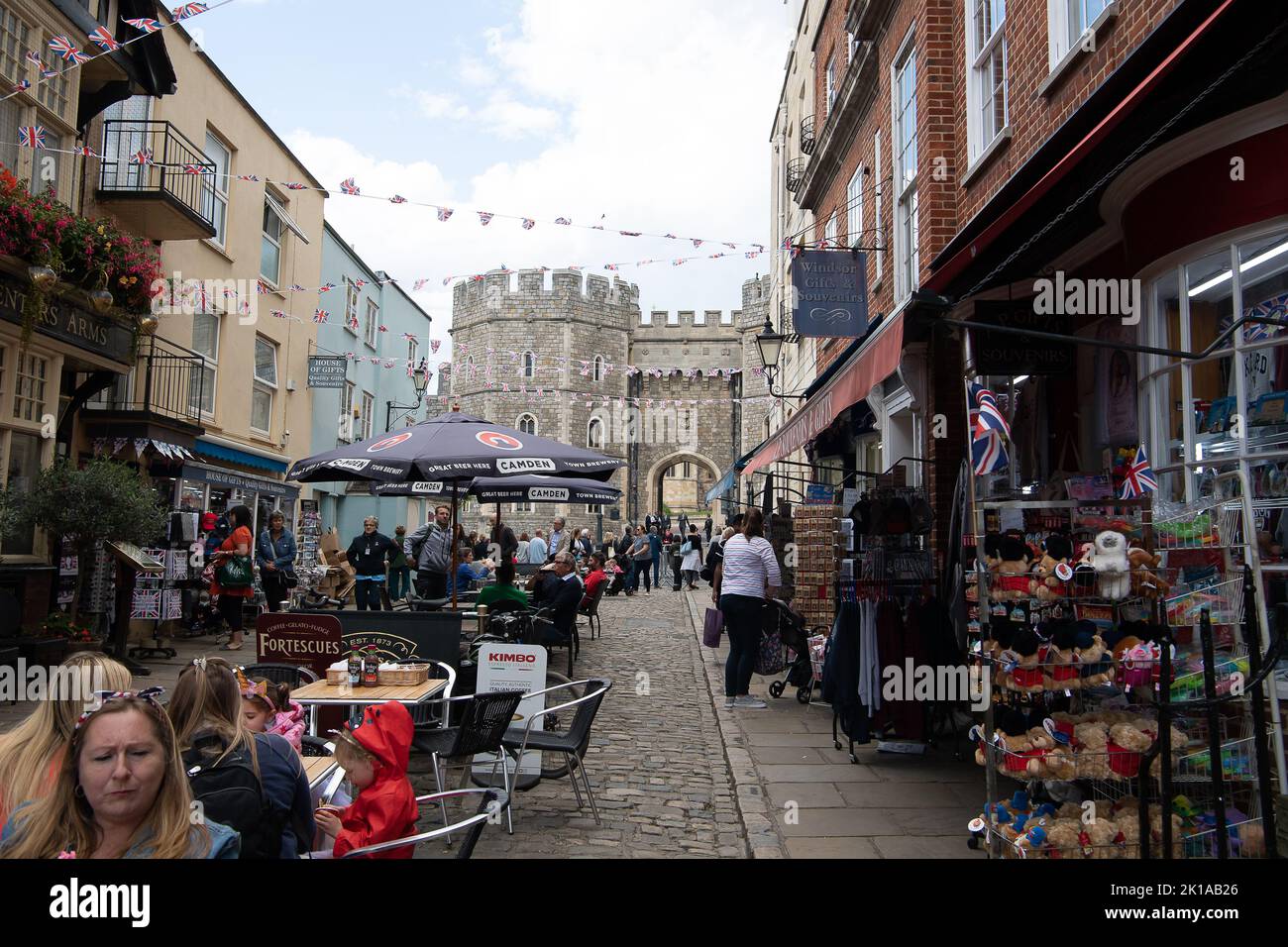 Windsor, Berkshire, Regno Unito. 16th Settembre 2022. I visitatori di Windsor mangiano all'aperto nelle sale da tè. Windsor si prepara al ritorno di sua Maestà la Regina il lunedì dopo il suo funerale di Stato a Londra. A seguito di un servizio di committenza presso l'Abbazia di Westminster, sua Maestà sarà deposta per riposare nella Cappella commemorativa di Re Giorgio VI, la Cappella di San Giorgio al Castello di Windsor, in una cerimonia privata alla presenza della famiglia reale. Credit: Maureen McLean/Alamy Live News Foto Stock