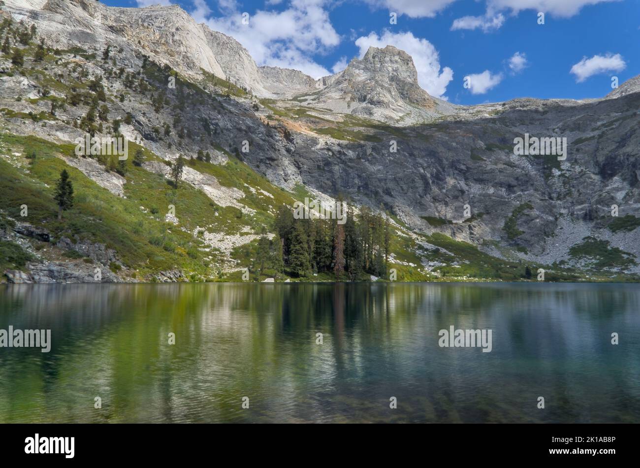 Il lago Hamilton è un'incredibile gemma nascosta nel profondo del Sequoia National Park. Questa natura selvaggia alpina è circondata su tutti i lati da enormi pareti rocciose. Foto Stock