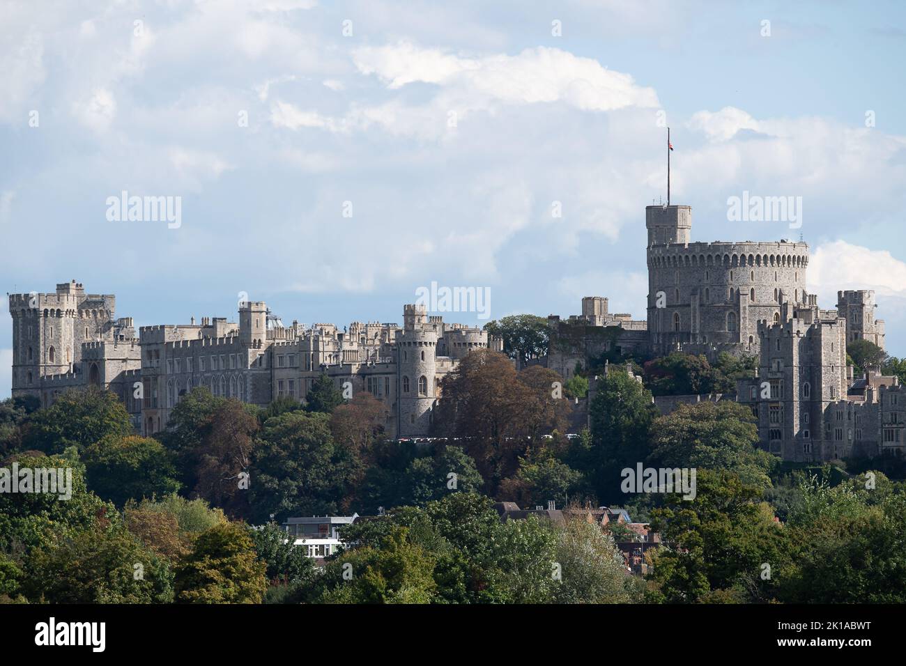 Windsor, Berkshire, Regno Unito. 16th Settembre 2022. La bandiera Union Jack vola a metà albero sul Castello di Windsor. La città di Windsor si prepara al ritorno di sua Maestà la Regina il lunedì dopo il suo funerale di Stato a Londra. Regina Elisabetta. A seguito di un servizio di committenza presso l'Abbazia di Westminster, sua Maestà sarà deposta per riposare nella Cappella commemorativa di Re Giorgio VI, la Cappella di San Giorgio al Castello di Windsor, in una cerimonia privata alla presenza della famiglia reale. Credit: Maureen McLean/Alamy Live News Foto Stock