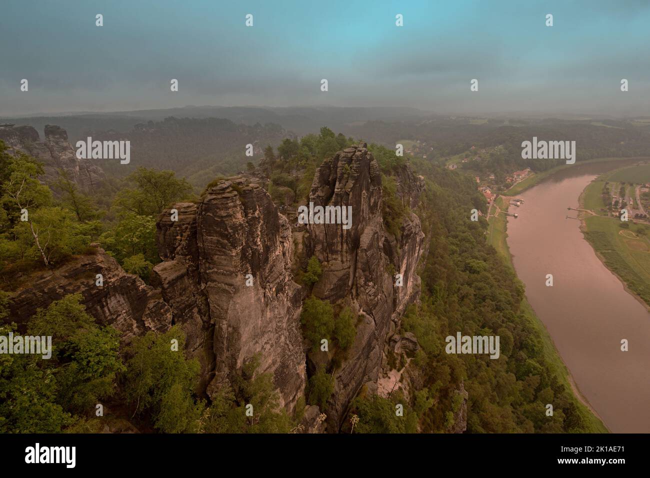 Felsenformation bei der Basteibrücke und Elbe Foto Stock