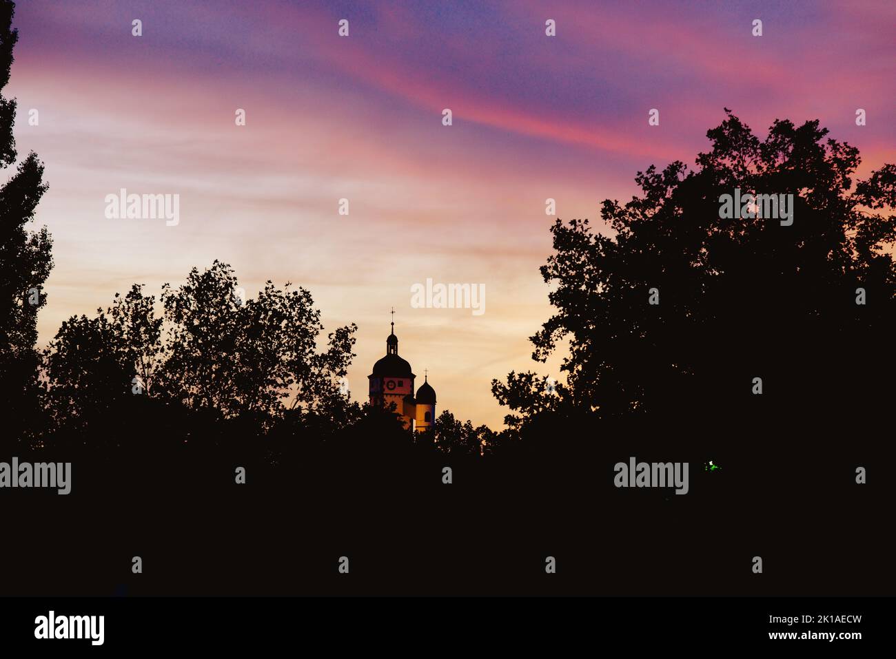Dettelbach - Abendsonne über katholische Pfarrkriche San Augustino Foto Stock