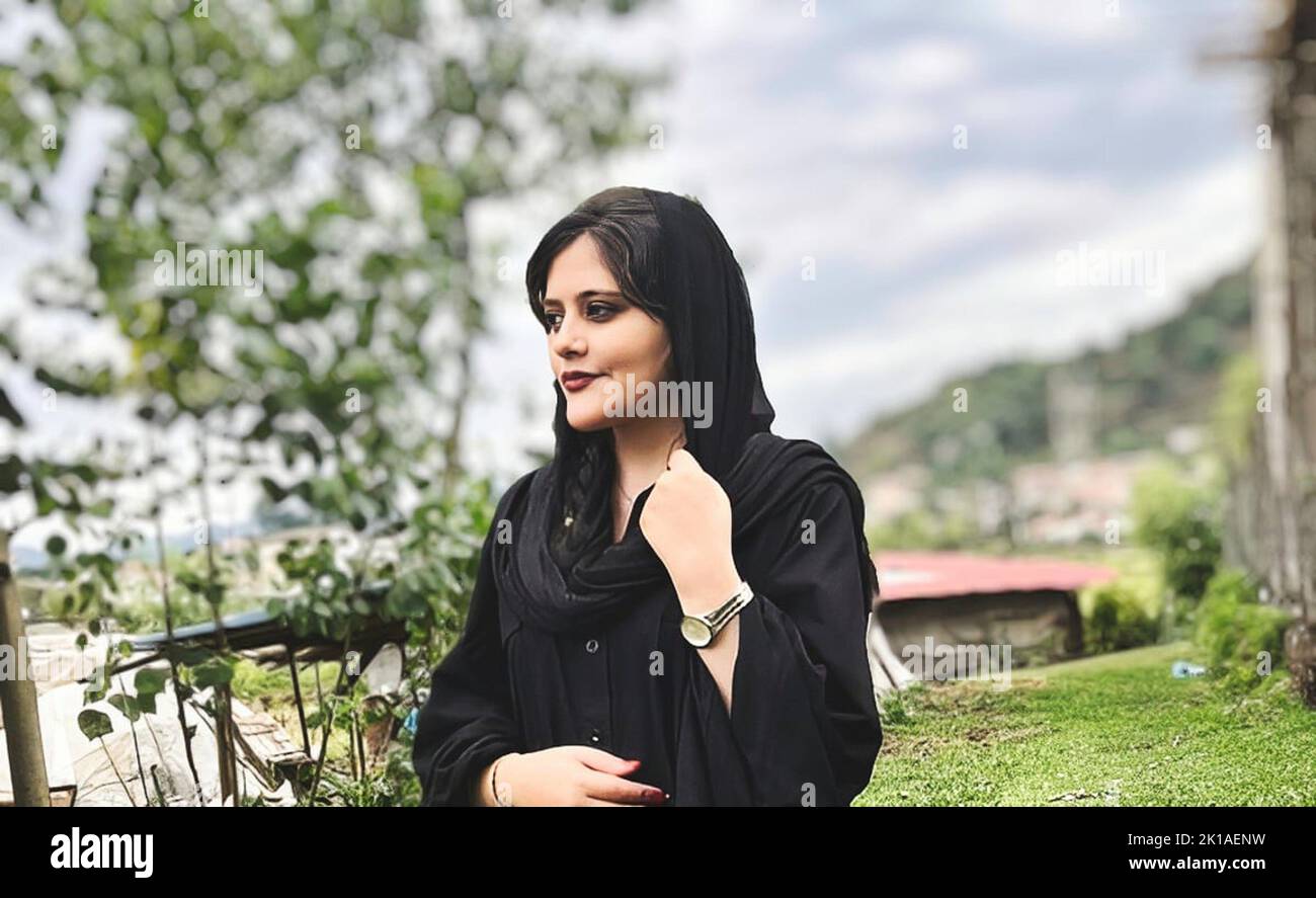 Teheran, Iran. 17th Set, 2022. Mahsa Amini, 22 anni, è morto nel Kasra Hospital iraniano dopo essere stato arrestato dalla polizia morale (un'unità dedicata che applica severi codici di abbigliamento per le donne, come indossare il velo obbligatorio) per il suo presunto hijab improprio e portato al centro di detenzione di Vozara il 16 settembre 2022. Originario di Sanandaj, Iran occidentale, Amini stava visitando Teheran con la sua famiglia quando fu arrestata. Credit: ZUMA Press, Inc./Alamy Live News Foto Stock