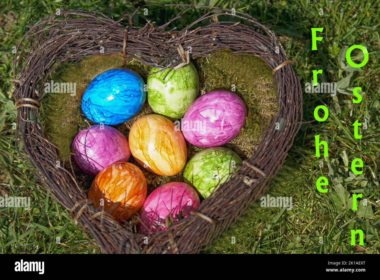 Frohe Ostn - Eier in einer Herzform Foto Stock