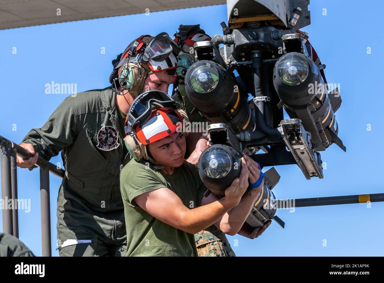 U.S. Marines with Marine Aerial Refueler Transport Squadron (VMGR) 252 equipaggiano un KC-130J Hercules con missili Hellfire AGM-114 alla Marine Corps Air Station Miramar, California, 30 agosto 2022. VMGR-252 addestrato nel supporto in close-air utilizzando il Harvest Hercules Airborne Weapons Kit. VMGR-252 è un subordinato di 2nd Marine Aircraft Wing, l'elemento di combattimento aereo della II Marine Expeditionary Force. (STATI UNITI Corpo marino foto di Lance CPL. Christian Cortez) Foto Stock