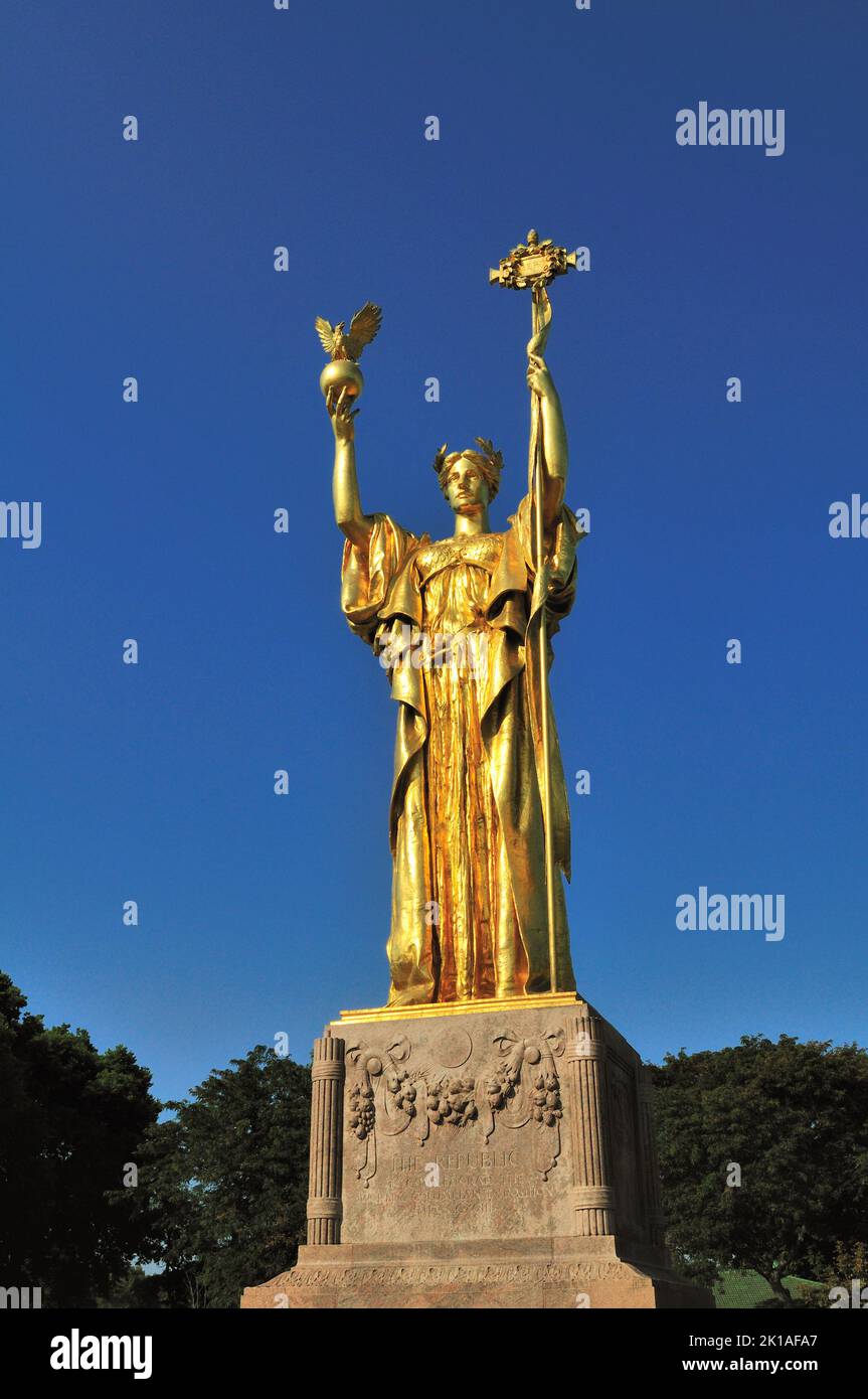 Chicago, Illinois, Stati Uniti. La statua della Repubblica nel Jackson Park di Chicago, una scultura in bronzo di Daniel Chester French. Foto Stock