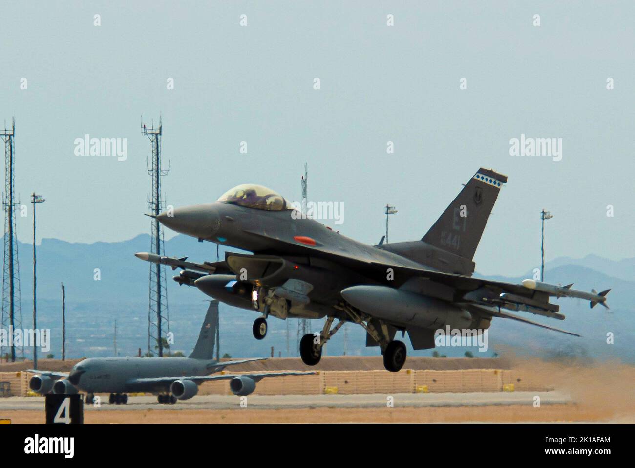 Un pilota di F-16cm Fighting Falcon, assegnato allo Squadrone di prova e valutazione 85th, la base dell'aeronautica di Eglin, decollerà durante Rattlesnake Rodeo, l'esercitazione di valutazione dello sviluppo della forza, alla base dell'aeronautica di Nellis, Nevada, 9 settembre 2022. Rattlesnake Rodeo sfrutta i velivoli Nellis locali come F-22s, F-16s, F-15Es, F-35s, A-10s e le attività di gamma in un grande esercizio di forza. (STATI UNITI Air Force foto di Senior Airman Zoe Wiggins) Foto Stock
