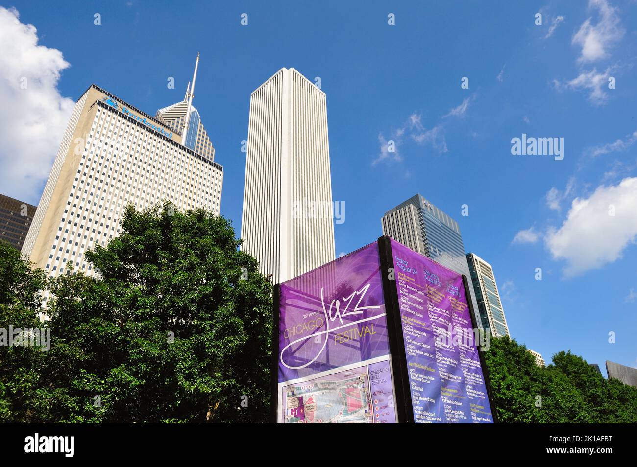 L'Aon Center sembra essere uscito da un elenco di eventi del Chicago Jazz Festival nel Millennium Park. Foto Stock L'Aon Center sembra essere uscito da un elenco di eventi del Chicago Jazz Festival nel Millennium Park. Foto Stock