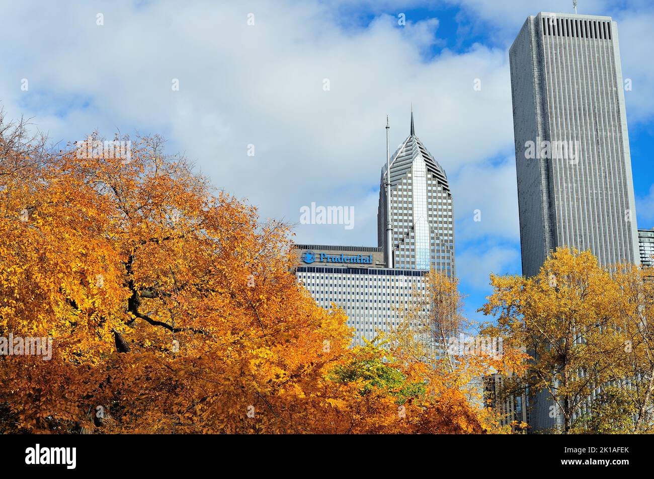 Chicago, Illinois, Stati Uniti. L'autunno annuncia la sua presenza di fronte all'una e due Prudential Plaza e all'Aon Center. Foto Stock