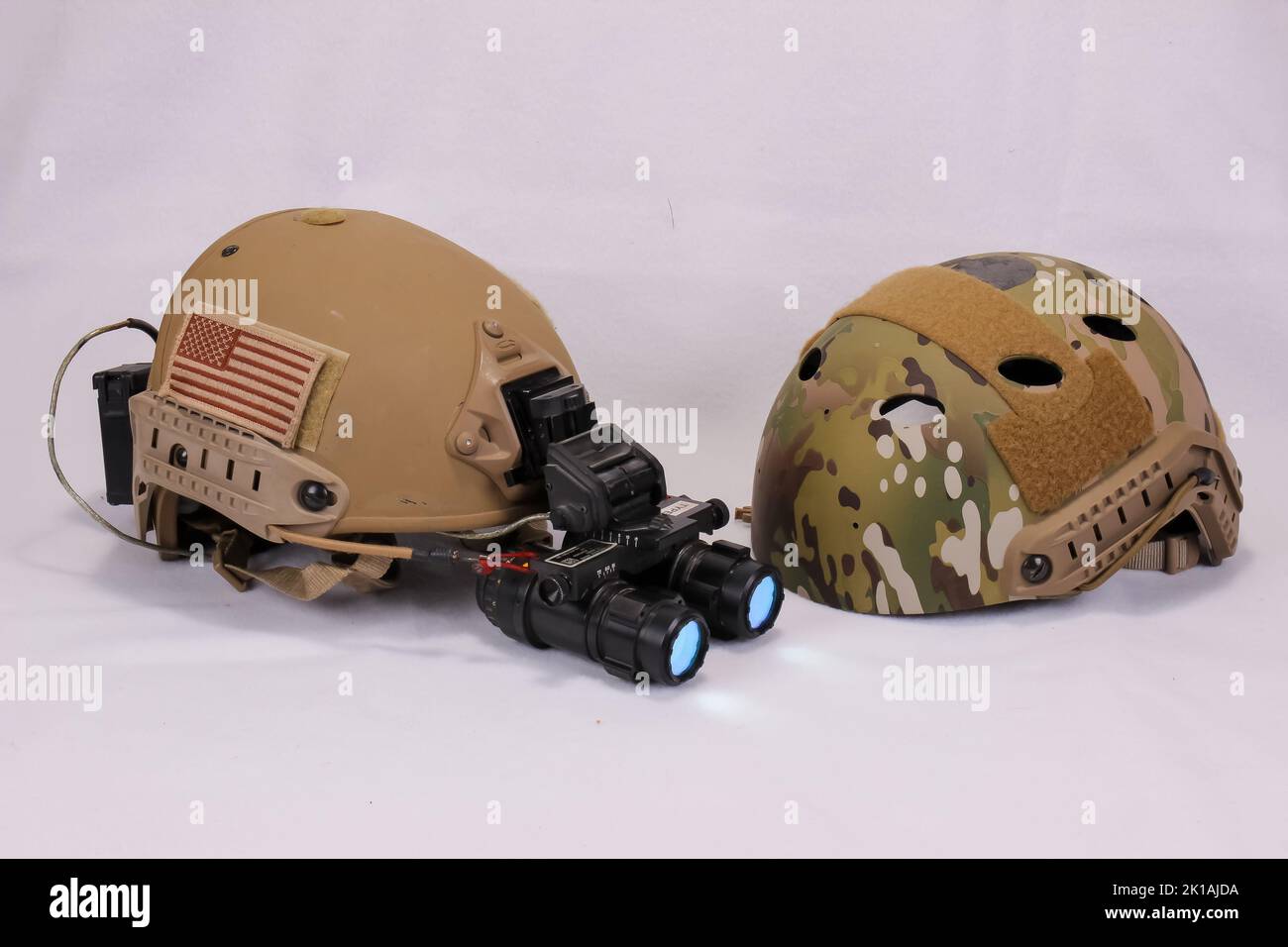Due caschi militari americani, uno con visione notturna Foto Stock