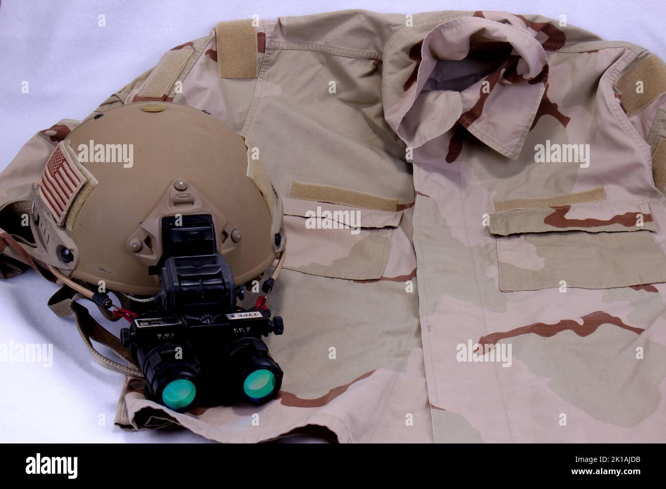Casco militare americano con fissione notturna su camicia Camo Foto Stock